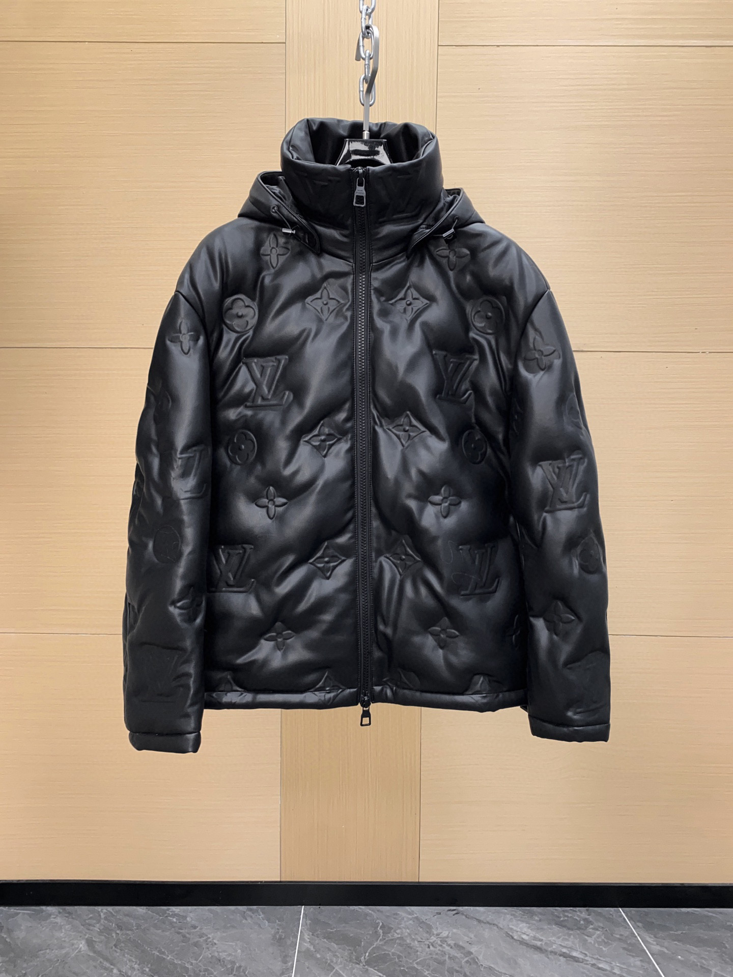 NO:675473,Hot items on sale now!  LV embossed embossed catwalk style hooded leather jacket down, made of imported lambskin, loose fit, all hardware accessories are 1:1, full of down filling. The hat is removable, there are not many ceiling-level products, same style for men and women, sizes 48-58, louis vuitton, leather jacket, down jacket, sheepskin, hats, Top Customize19860909爆款现货发售！LV浮雕压花走秀款连帽皮衣羽绒 ,采用进口小羊皮,宽松版型,五金辅料全部1:1,充绒量饱满.帽子可拆卸,天花板级别产品数量不多 男女同款 尺码48-58,,louis vuitton,leather jacket,down jacket,sheepskin,hats,Top Customize1,Men's clothing
