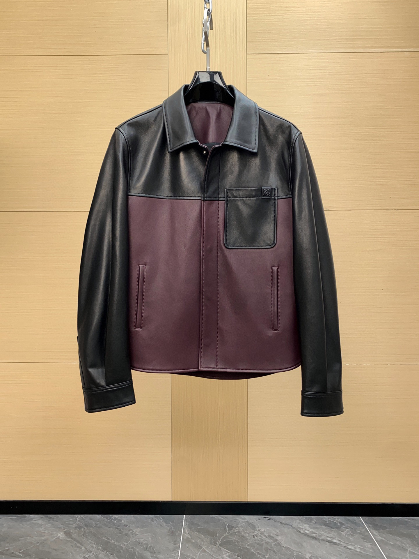 NO:675447,Ready for sale!  LOEWE 25FW Men's Sheepskin Shirt Vintage-effect nappa lambskin pullover classic lapel Pullover made of mid-weight vintage-effect nappa calfskin. *Relaxed fit *Regular length Classic collar *Button cuffs *Concealed button and zipper front *Vertical pockets *Inside pockets *Full lining Chest pocket embossed Anagram lettering Sizes 48-56,,loewe,shirts,cowhide,sheepskin,Top  Customize19860909现货发售！LOEWE 25FW 男士羊皮衬衫 复古效果纳帕小羊皮套头衫经典翻领 以中等重量的复古效果纳帕小牛皮制成的套头衫.*宽松版型*常规长度 经典衣领*纽扣袖口*暗扣和拉链前襟*垂直口袋*内侧口袋*全衬里 胸前口袋压印 Anagram 字样尺码48-56,,loewe,shirts,cowhide,sheepskin,Top Customize1,Men's clothing