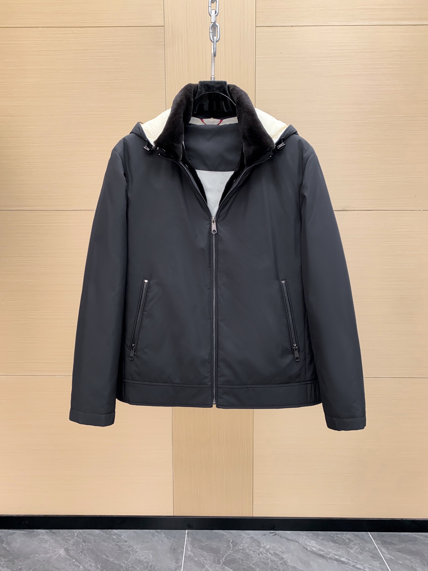 NO:675375,This functional parka jacket comes from the Italian luxury brand Brunello Cucinelli, which focuses on the 'low-key luxury' old money style. It is made of windproof imported fabric + down filling, the removable inner liner is made of purple and gold short two-piece mink, and the full sleeves are made of vicuña!  Delicate texture and warm, detachable fur collar hat!  !  Easily wear one piece of clothing!  The details are perfect, practical and high-end. Paired with light-colored trousers or jeans, you can easily create an elegant gentleman atmosphere. A must-have in autumn and winter, comfortable and tasteful, it is a classic item for old money style wear!  Size 48-56,,brunello cucinelli,jeans,jackets & coats,down jacket,hats,Top Customize119860909这款功能性派克服夹克来自意大利奢侈品牌Brunello Cucinelli,主打“低调奢华”老钱风.防风进口面料材质+羽绒填充,可拆卸内胆采用紫金短二整貂制作 整袖采用骆马绒制作！质感细腻又保暖,可拆卸毛领 帽子！！轻松实现一衣多穿！细节满分,实用又高级.搭配浅色裤装或牛仔裤,轻松打造优雅绅士氛围.秋冬季节必备,舒适又有品味,是老钱风穿搭的经典单品！尺码48-56,,brunello cucinelli,jeans,jackets & coats,down jacket,hats,Top Customize1,Men's clothing