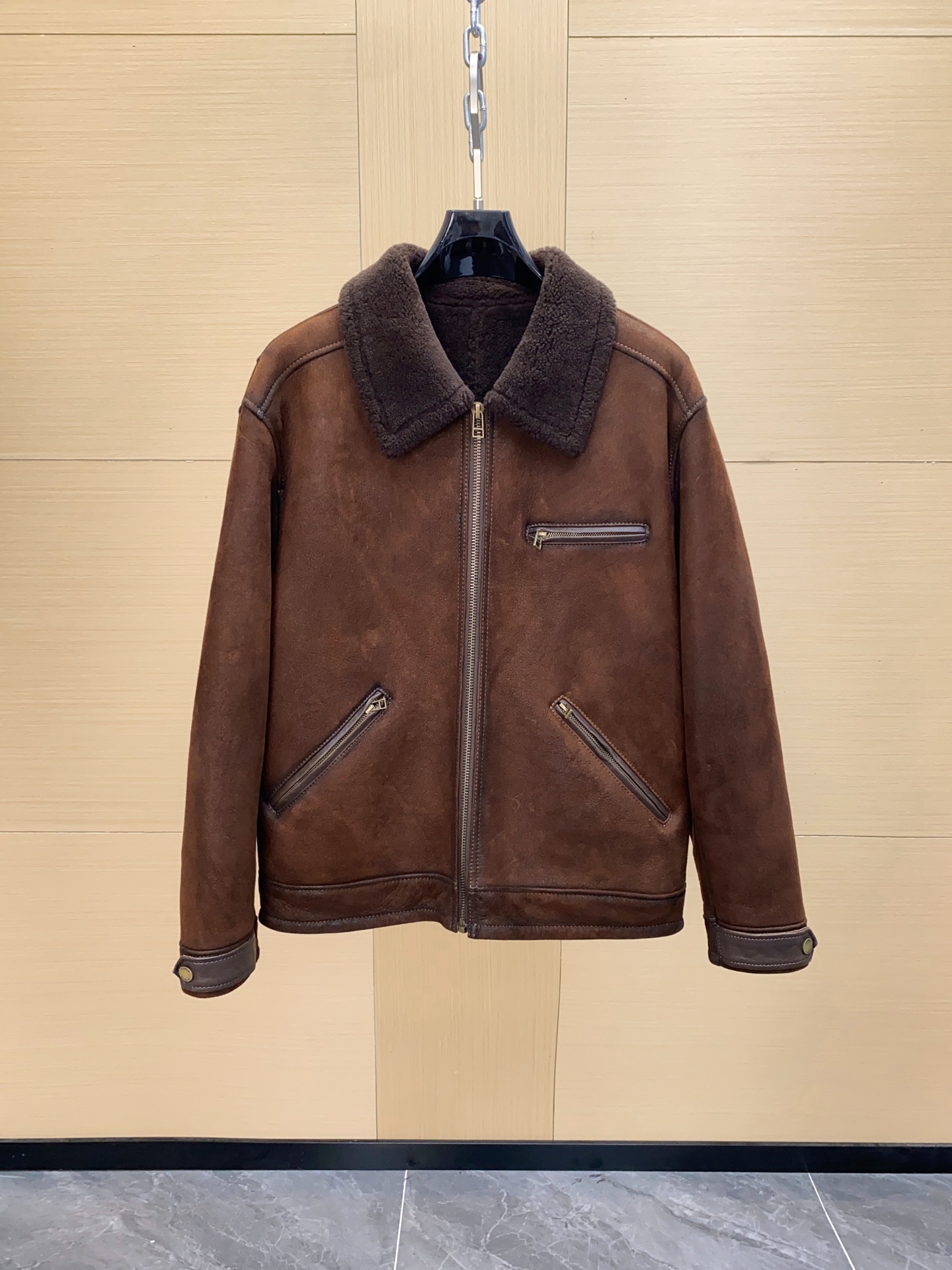 NO:675186,Hermès [How can you miss a warm and premium custom-made fur one-piece fur coat in winter] New weight class high-end heavy-duty luxury goods, men's fur one-piece high-end top series. Exclusive dedication model, order from famous store, high luxury wearing enjoyment, cool fur one-piece jacket!  Famous store orders, high-end luxury product series, top-notch fur products, highest-standard clothing, a must-have series for high-end fans!  !  One of the pinnacles of the luxury world, I haven’t shared this pure high-end clothing series with you for a long time. I have only one word for this model and that is grab it, otherwise you will definitely regret it!  !  Let me quietly explain to you the luxurious products of this cabinet W+!  !  The ultra-high-end luxury atmosphere that can be sensed with the naked eye, especially the pocket design, is really too brilliant. I have to admire the designer's imagination and design ability. The two souls of smooth leather and fur fit together. The upper body is really amazing, especially the short body-shaping design. It is so handsome that it is unbelievable. The visual effect brought by the grainy curly hair is also more visual impact. The asymmetric design of the pocket on the hem is simply an explosive product!!!  It can be said that it is timeless, and the matching of the upper body can naturally withstand various tests. Don’t look like it is unattractive. This color system is definitely the most suitable for autumn and winter!  !  As for the details and workmanship?  Go and experience this style for yourself. What does a strict design mean? What does meticulous tailoring mean? There is no flaw at all!  !  Unknowingly, I started to build a wall of words again, but I really couldn’t help it with this model. I would like to share it with great value for money. This model is not for profit, but for word of mouth!  Size 48-56,,hermes,jackets & coats,leather jacket,Top Customize119860909爱马仕【冬日里怎能错过一件保暖臻品定制皮毛一体皮草皮衣外套】新款重量级别高端重工奢物,男士皮毛一体高端顶级系列. 独家奉献款,名品店订单,高奢穿着享受,爆帅皮毛一体外套！ 名品店订单,高奢产物系列,皮草类的顶级产品,最高规格服饰,高端粉丝必入系列！！ 奢侈界的顶峰之一,这种纯粹的高级服装系列,我也是很久没有与大家分享过了,对于此款我只有一个字那就是抢,不然你绝对会后悔！！ 让我静静的为大家解析此款柜W+的奢华产物吧！！ 用肉眼就能感知的超高档奢华气息,尤其是这个口袋设计,真的是太过于出彩了,不得不佩服设计师那天马行空般 的想象力与设计力了,将光皮与皮毛一体的两者灵魂相互契合,上身真的是太过于惊艳了,尤其是短款塑身的版型设计,简直帅到无法相信,颗粒卷毛所带来的视觉效果也更具视觉冲击力,下摆的口袋不对称设计,简直一件爆棚的产物!!! 可以说是经久不衰,上身的搭配自然经得起各种考验,不要看似其貌不扬,这绝对是最为适合秋冬的一个色系了！！ 至于细节跟做工？你自己亲自去体验下此款吧,什么叫做一板一眼的设计,什么叫做一丝不苟的裁剪,不见一点瑕疵！！ 不知不觉又码起了文字城墙,但是对于此款我实在是忍不住了,超值性价比分享,此款不为利润,只为口碑！ 尺码48-56,,hermes,jackets & coats,leather jacket,Top Customize1,Men's clothing