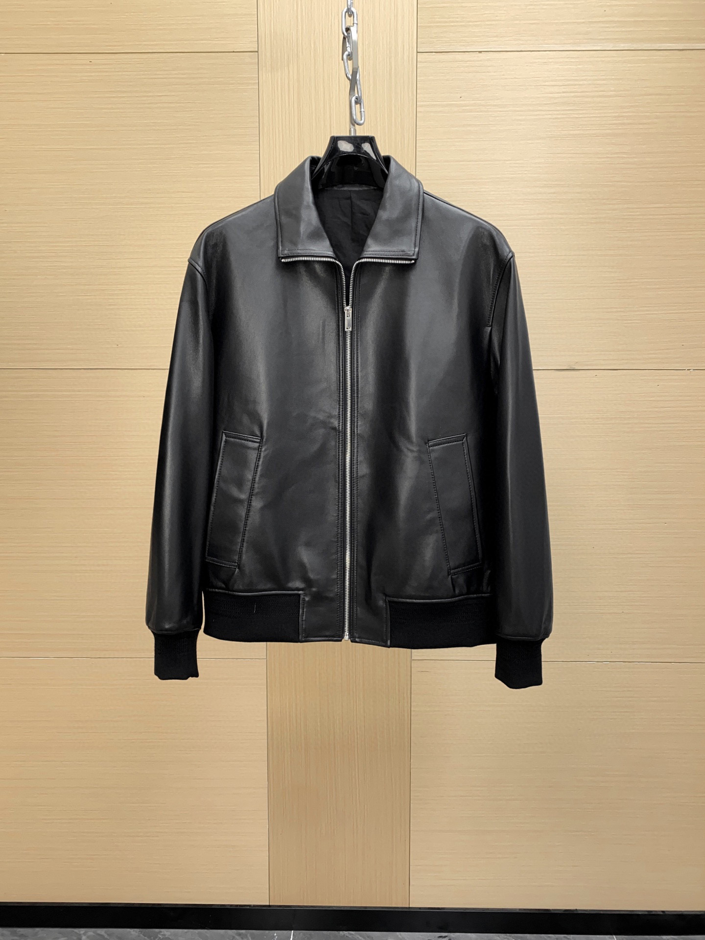 NO:675457,BV classic Italian sheepskin hand-woven leather jacket, classic wardrobe series, matching becomes a breeze! A little cool, a little neutral, a little uninhibited It is rare to find a style item that stands in the center of the fashion circle all year round. Sizes 48-56,,bottega veneta,jackets & coats,leather jacket,sheepskin,Top Customize119860909BV 经典意大利羊皮手工编织皮衣外套,经典衣柜系列,搭配就成了一件轻而易举的事情!有点酷、有点中性、有点不羁 这样常年屹立于时尚圈中心不倒的风格单品可不多见.尺码48-56,,bottega veneta,jackets & coats,leather jacket,sheepskin,Top Customize1,Men's clothing