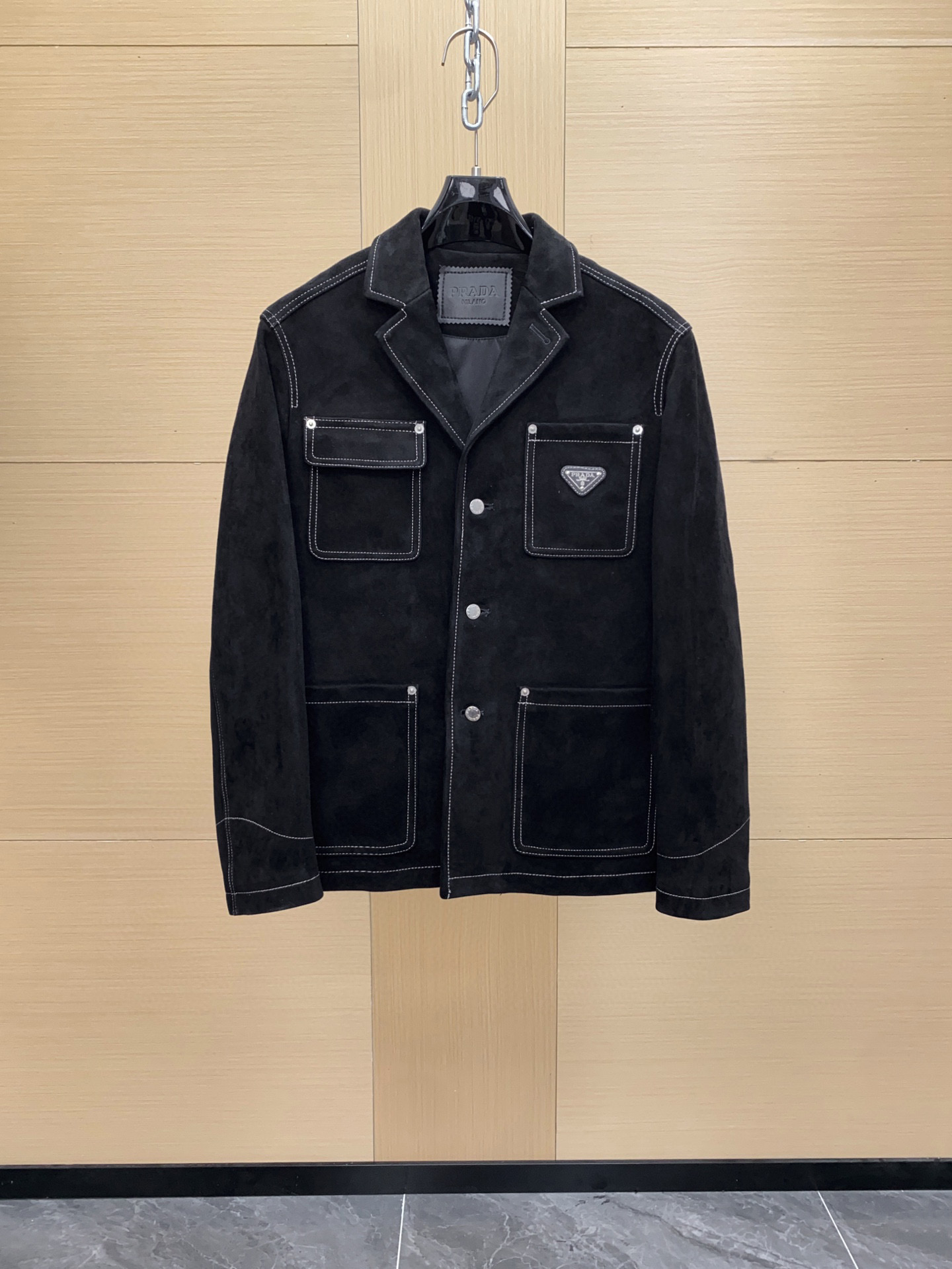 NO:675373,Prada's black suede jacket is made of South African mixed lambskin!  The texture is high-end and low-key, with retro metal buckles and topstitch details, full of three-dimensionality. The multi-pocket design is practical and stylish, and the box-shaped silhouette can be easily used for business or leisure. The velvet fabric is stiff and has a great atmosphere when worn in autumn and winter. It goes well with suit pants or jeans!  It can be used for commuting, daily life, and light formal occasions. It is one of the popular items in the spring and summer of 2025 ~ sizes 48-56, prada, jeans, jackets & coats, business suit, sheepskin, chamois leather, Top Customize19860909Prada这款黑色麂皮绒面夹克, 采用南非混种小羊皮！质感高级又低调,复古金属扣+明线细节,立体感满满.多口袋设计,实用又有型,箱型廓形剪裁,商务or休闲都能轻松驾驭.丝绒面料硬挺,秋冬穿超有氛围感,搭配西装裤或牛仔裤都很出彩！通勤、日常、轻正式场合都能hold住,是2025春夏热门单品之一～尺码48-56,,prada,jeans,jackets & coats,business suit,sheepskin,chamois leather,Top Customize1,Men's clothing