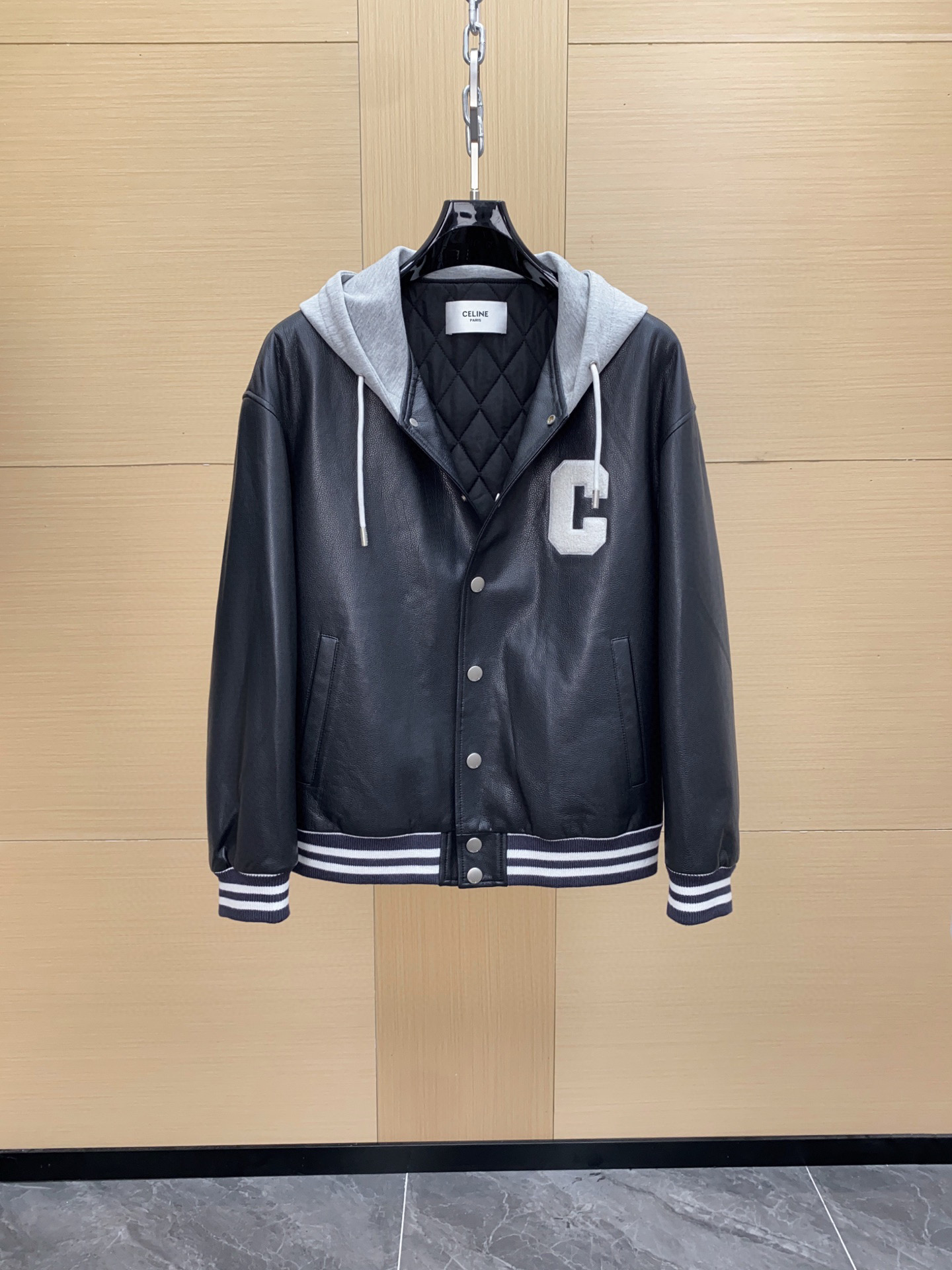 NO:675374,Celin men's and women's same style genuine leather hooded hood, hat and sweatshirt fabric, new style for autumn and winter 25!  Classic raglan sleeve design, simple and high-end style, exclusive one-of-a-kind! The public price is nearly 30,000! It is made of ultra-fine soft sheepskin as the original raw material, with a delicate and tight feel. This color-blocked sheepskin is extremely rare, with good resilience and toughness. It is the most high-end Grammy imported cotton sheepskin on the market. In addition to the cutting process requirements, the fabric is also the key to the style of the leather jacket. The sheepskins supplied to customers are all top-notch, and the styles are great, super cool.  Size 48 to 56,,celine,celine,hoodie,sweatshirts,leather jacket,sheepskin,hats,Top Customize119860909Celin赛琳 男女同款 真皮连帽克,帽子配卫衣面料,25年秋冬新款！经典的插肩袖设计,简约系高端派,独家孤品!公价近3万! 采用原厂原材料超细软羊皮,手感细腻紧密,这种拼色羊皮极具难得,回弹性和韧性很好,市面最高端的格莱美进口棉羊皮,皮衣的版型除了剪裁工艺要求,面料也是关键.客供的羊皮都是最顶级的,版型大赞,超级酷. 码数48一56,,celine,celine,hoodie,sweatshirts,leather jacket,sheepskin,hats,Top Customize1,Men's clothing