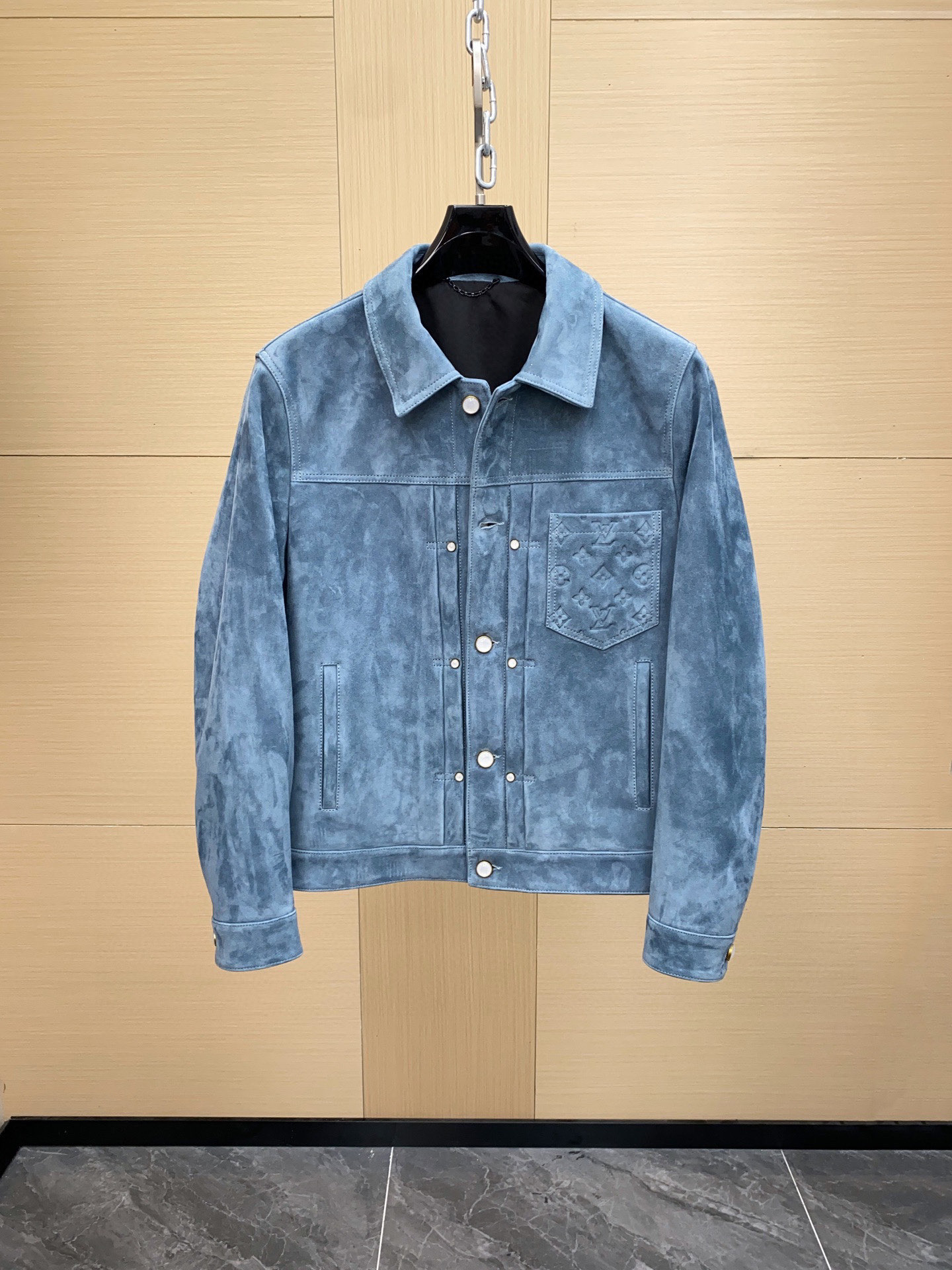 NO:675378,Ready for sale!  1V 2025 Coat Embossed Pocket Blue Suede Calfskin Jacket Made from suede calfskin, this jacket is an elegant reinterpretation of the classic Type II silhouette. Designed in blue tones, this exclusive piece features an embossed Monogram pattern on the breast pocket and L.Vuitton branding detail on the back. Pearl-effect buttons and rivets add the perfect dandy touch to the garment. Sizes 48-56,,jackets & coats,jackets &  coats,cowhide,Top Customize119860909现货发售！1V 2025款外套压花口袋蓝色绒面革小牛皮夹克 这款夹克采用绒面革小牛皮制成,优雅地重新诠释了经典的 Type II款式.这款独家单品采用蓝色调设计,胸袋饰有压花 Monogram 图案,背面饰以 L.Vuitton 品牌标志细节.珍珠效果的纽扣和铆钉为服装增添了完美的花花公子风格.尺码48-56,,jackets & coats,jackets & coats,cowhide,Top Customize1,Men's clothing