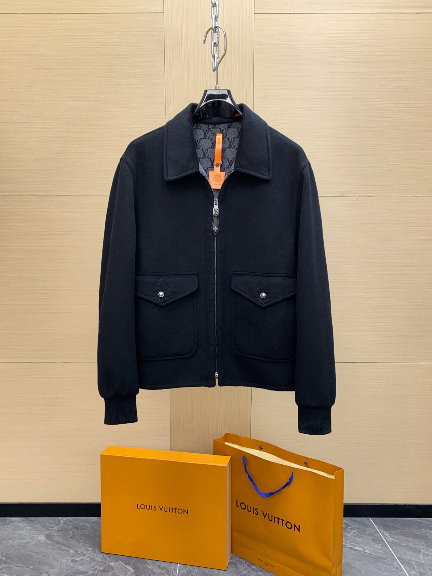 NO:675383,Ready for sale!  1V's latest season. Silk and wool blend double-sided tunic jacket. Purchased as an original. Authentic operation. This belted jacket is made of gorgeous double-sided silk and wool blend. The Fishnet jacquard on the inside completes the classic style. The flap pockets are outlined with Monogram floral topstitching, and the leather zipper pulls appear metallic.  The shirt collar design weakens the sense of formality, and the ribbed cuffs/hem can both lock in temperature and modify the body shape; the overall cut is standard, with precise control of the proportions of shoulder line and length, making it neat and tidy to wear. Standard fit | 99 sheep wool, 1 mulberry silk | Shirt-style collar Ribbed cuffs and hem | Embellished logo jacquard on the inside Front zipper with logo zipper pull | Flap pockets with logo topstitching  Double-sided weaving process, the front is made of pure black high-quality wool, which is soft and crisp to the touch; the back is full of presbyopic Fishnet jacquard, and every presbyopic pattern is strictly symmetrical. The weaving process consumes a lot of equipment precision and man-hours, and is the core barrier to distinguish genuine products from low-quality imitations. The 'luxury code' in the details.  Hardware and accessories. The zipper puller is made of aged metal leather and is engraved with the three-dimensional brand logo. It is smooth and has a heavy texture when closed; the metal buckle of the flap pocket is printed with the brand name, echoing the Monogram floral top-stitch embroidery. The top-stitch stitch density is high and the trend is smooth, and every inch is revealed with hand-made sophistication. The identification point is the symmetry of the presbyopia + wool content.  The low-end versions on the market either lack wool content (rough feel and poor warmth), or have twisted presbyopia inside and sparse jacquard density; but this one not only has a wool content of 99% (no hard lumps after burning, and smells like burnt wool), but the presbyopia inside is the ceiling!!! The pattern connection from the collar to the hem is flawless, which is the ultimate expression of luxury craftsmanship.,,jackets & coats,shirts,Top Customize119860909现货发售！1V 当季最新 .丝毛混纺双面束腰夹克 原版购入. 正品操作  本款束腰夹克取材华美双面丝毛混纺,借内侧的 Fishnet 提花完善经典格调.翻盖口袋勾勒Monogram 花卉明线,皮革拉链头跃现金属莹泽. 衬衫领设计弱化正式感,罗纹袖口/下摆既锁温又能修饰身形；整体是标准剪裁,对肩线、衣长的比例把控精准,穿着时利落不拖沓. 标准版型 ｜99 绵羊毛,1 桑蚕丝｜衬衫式衣领 罗纹袖口和下摆 ｜内侧点缀标识提花 拉链前襟配有标识拉链头 ｜翻盖口袋配有标识明线 双面织造工艺,正面是纯黑高级质感的羊毛呢,触感软糯且挺括有型；反面是满幅老花Fishnet提花,每一处老花图案都严格对称,织造过程对设备精度和工时消耗极大,是区分正品与低仿的核心壁垒. 细节处的“奢品暗号” 五金与辅料,拉链头为做旧金属皮革款,刻有立体品牌标识,拉合时顺滑且有厚重质感；翻盖口袋的金属扣上印有品牌字样,与Monogram花卉明线刺绣呼应,明线针脚密度高且走势流畅,每一寸都透着手工级精致. 鉴别点老花对称+羊毛含量 市面低版本要么羊毛含量不足（手感粗糙、保暖性差）,要么内里老花歪扭、提花密度稀疏；而这款不仅羊毛占比高达99（燃烧后无硬结块、气味呈羊毛焦香）,内里老花更是天花板 !!! 从领口到下摆的图案衔接毫无偏差,是奢品工艺的极致体现.,,jackets & coats,shirts,Top Customize1,Men's clothing