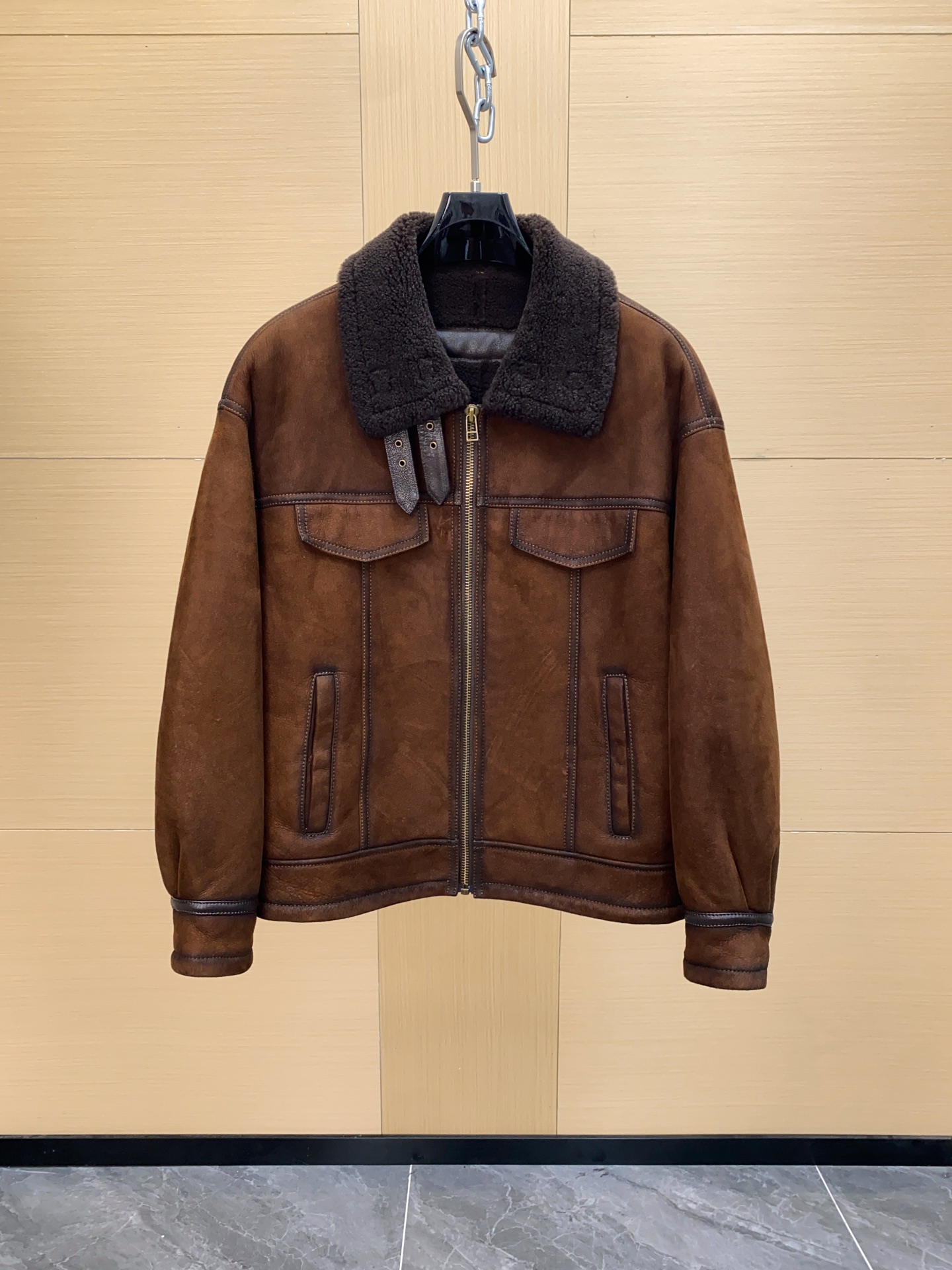 NO:675392,Hermès [How can you miss a warm and premium custom-made fur one-piece fur coat in winter] New weight class high-end heavy-duty luxury goods, men's fur one-piece high-end top series. Exclusive dedication model, order from famous store, high luxury wearing enjoyment, cool fur one-piece jacket!  Famous store orders, high-end luxury product series, top-notch fur products, highest-standard clothing, a must-have series for high-end fans!  !  One of the pinnacles of the luxury world, I haven’t shared this pure high-end clothing series with you for a long time. I have only one word for this model and that is grab it, otherwise you will definitely regret it!  !  Let me quietly explain to you the luxurious products of this cabinet W+!  !  The ultra-high-end luxury atmosphere that can be sensed with the naked eye, especially the pocket design, is really too brilliant. I have to admire the designer's imagination and design ability. The two souls of smooth leather and fur fit together. The upper body is really amazing, especially the short body-shaping design. It is so handsome that it is unbelievable. The visual effect brought by the grainy curly hair is also more visual impact. The asymmetric design of the pocket on the hem is simply an explosive product!!!  It can be said that it is timeless, and the matching of the upper body can naturally withstand various tests. Don’t look like it is unattractive. This color system is definitely the most suitable for autumn and winter!  !  As for the details and workmanship?  Go and experience this style for yourself. What does a strict design mean? What does meticulous tailoring mean? There is no flaw at all!  !  Unknowingly, I started to build a wall of words again, but I really couldn’t help it with this model. I would like to share it with great value for money. This model is not for profit, but for word of mouth!  Size 48-56,,hermes,jackets & coats,leather jacket,Top Customize119860909爱马仕【冬日里怎能错过一件保暖臻品定制皮毛一体皮草皮衣外套】新款重量级别高端重工奢物,男士皮毛一体高端顶级系列. 独家奉献款,名品店订单,高奢穿着享受,爆帅皮毛一体外套！ 名品店订单,高奢产物系列,皮草类的顶级产品,最高规格服饰,高端粉丝必入系列！！ 奢侈界的顶峰之一,这种纯粹的高级服装系列,我也是很久没有与大家分享过了,对于此款我只有一个字那就是抢,不然你绝对会后悔！！ 让我静静的为大家解析此款柜W+的奢华产物吧！！ 用肉眼就能感知的超高档奢华气息,尤其是这个口袋设计,真的是太过于出彩了,不得不佩服设计师那天马行空般 的想象力与设计力了,将光皮与皮毛一体的两者灵魂相互契合,上身真的是太过于惊艳了,尤其是短款塑身的版型设计,简直帅到无法相信,颗粒卷毛所带来的视觉效果也更具视觉冲击力,下摆的口袋不对称设计,简直一件爆棚的产物!!! 可以说是经久不衰,上身的搭配自然经得起各种考验,不要看似其貌不扬,这绝对是最为适合秋冬的一个色系了！！ 至于细节跟做工？你自己亲自去体验下此款吧,什么叫做一板一眼的设计,什么叫做一丝不苟的裁剪,不见一点瑕疵！！ 不知不觉又码起了文字城墙,但是对于此款我实在是忍不住了,超值性价比分享,此款不为利润,只为口碑！ 尺码48-56,,hermes,jackets & coats,leather jacket,Top Customize1,Men's clothing