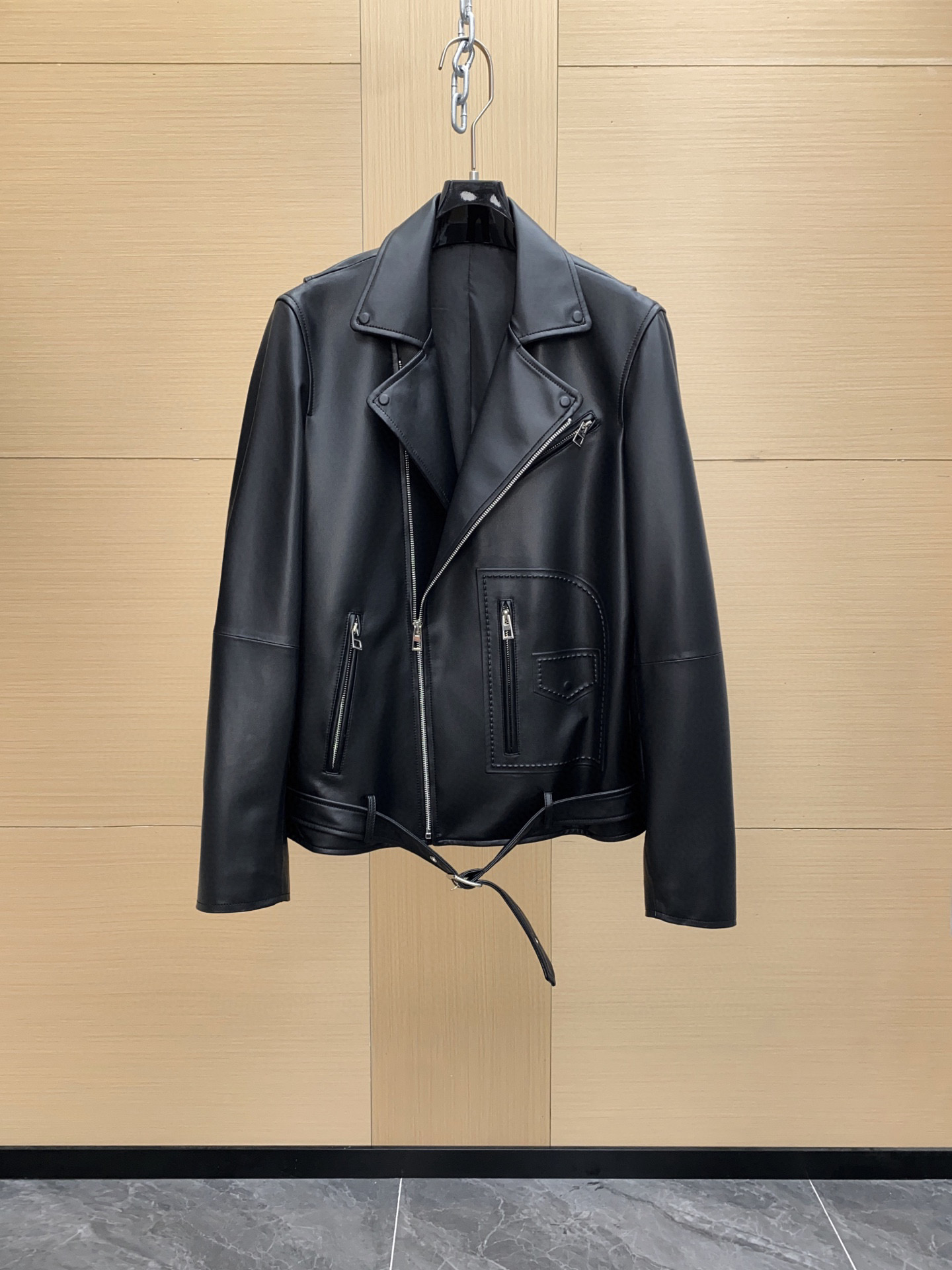 NO:675377,LOEWE/Loewe's original men's sheepskin motorcycle style leather jacket, the latest leather jacket in early spring 2025, with heavy-duty embossed brand logo technology!  Heavy-duty pure blood, the counter has a level of 40,000+, hardware accessories for customers. As a basic business casual style, the quality can be imagined. The simple and elegant style, craftsmanship quality and tailoring design are first-class. It is light, capable and fashionable and elegant. This kind of item is indispensable in the wardrobe. High-quality sheep leather, fine and shiny leather, both style and quality are very in line with the requirements of modern cities. It is recommended to buy. Sizes 48-56,, loewe, loewe, jackets &  coats,jackets & coats,leather jacket,sheepskin,Top Customize119860909LOEWE/罗意威原单男士绵羊皮机车款皮衣外套,2025早春最新款皮夹克,重工压印品牌logo工艺！重磅纯正血统,专柜四万+级别,客供五金配饰 作为基础的商务休闲款,品质可想而知,简约大气的款型,工艺品质及剪裁设计都堪称一流,轻熟干练且时尚优雅的风格,这样的单品是衣橱不能缺少的,优质绵羊皮,皮质细腻有光泽,无论款型还是品质都非常符合现代都市的要求,推荐必入.尺码48-56,,loewe,loewe,jackets & coats,jackets & coats,leather jacket,sheepskin,Top Customize1,Men's clothing