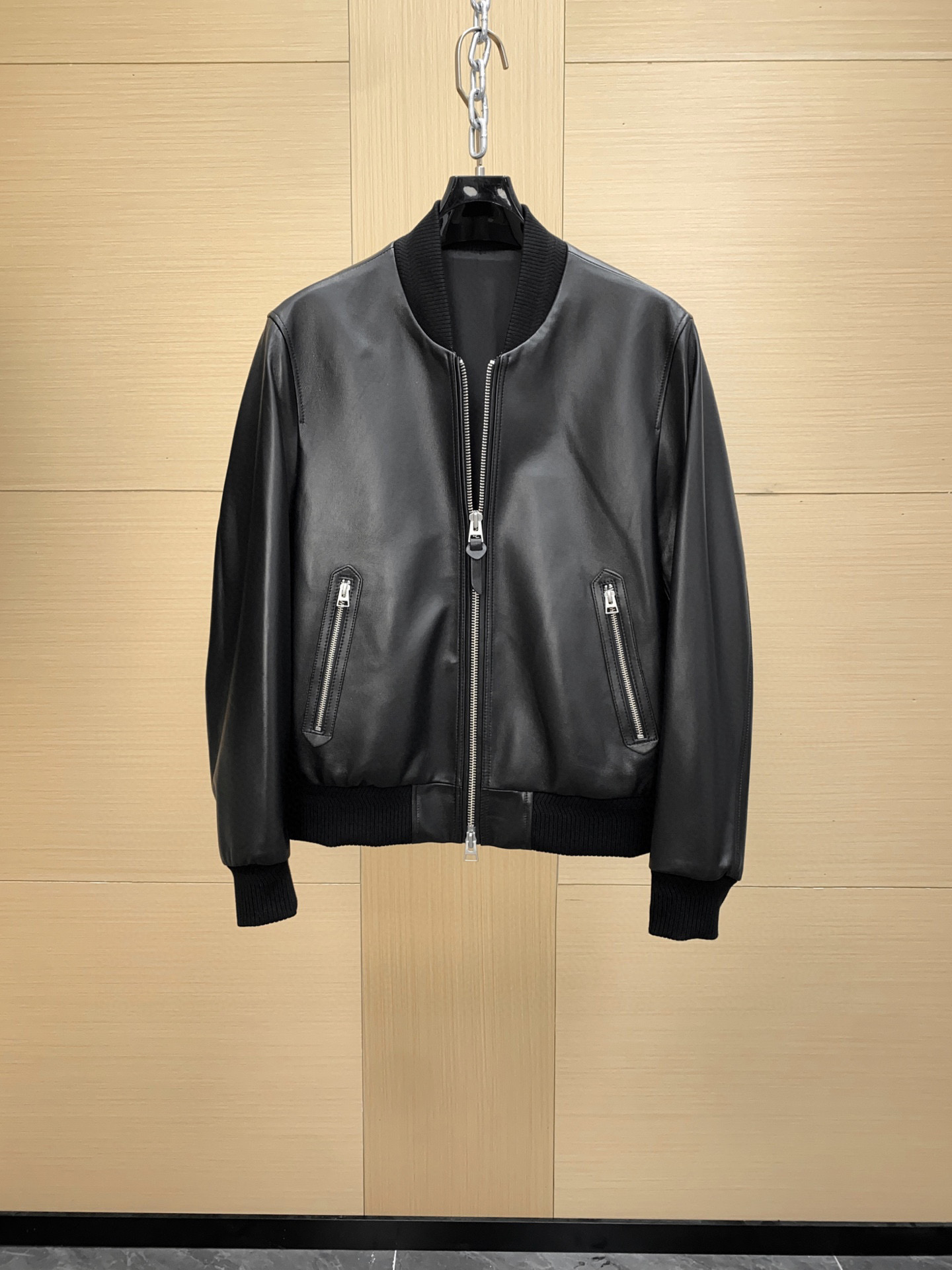 NO:675379,The first exclusive series on the entire network is the heavy-hitting Tom Ford men's leather bomber jacket!  This series is too gentlemanly and has too much sense of taste. It’s heavyweight right after it’s put on the shelves. Original genuine leather, authentic lambskin. Just look at the texture of the leather. This kind of good product can be sold at shopping mall counters. It can easily be sold in shopping malls for tens of thousands. Genuine development. You will know what the real thing is when you get it!  Not made by looking at pictures for the market. The main material is lambskin. The original version is developed. Even if there is an early bird version in the market, there are many details that are hard to see. Tom Ford Jackets & Coats Sheepskin Top Customize19860909全网独有系列 头款即重磅 Tom Ford 汤姆 福特 男士皮质飞行员夹克 ！ 这个系列太绅士 品味感太足  上架即重磅 原版真皮 正品小羊皮 直接看皮料质地,这种好货,商场专柜,随随便便卖商场轻松上万  正品开发 你们拿到就知道什么叫真货！ 非市面看图做货 ,主料小羊皮革 原版开发 后边就算有市场早鸟版本也有很多细节都入不了眼,,tom ford,jackets & coats,sheepskin,Top Customize1,Men's clothing