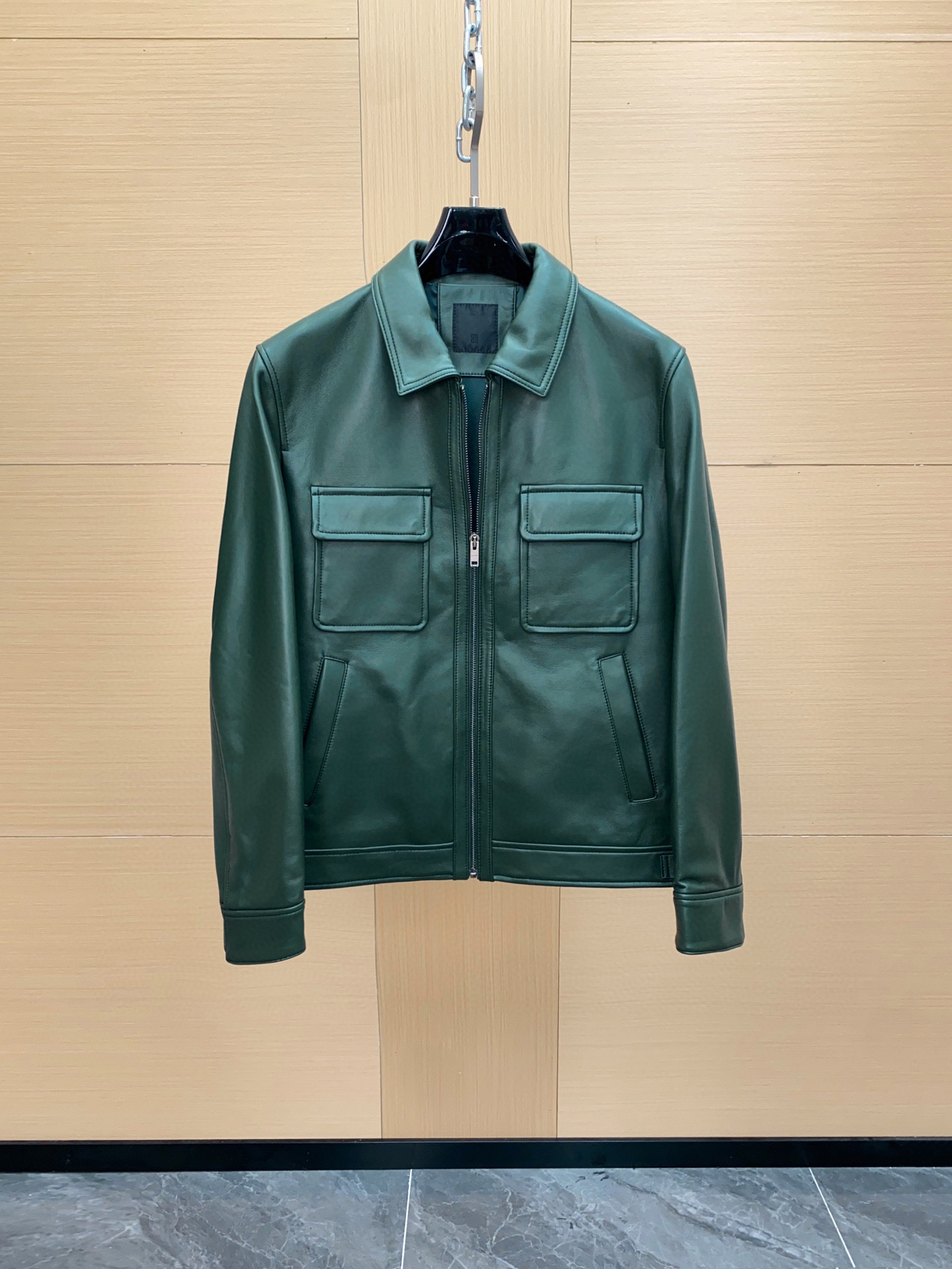 NO:675382,Givenchy counters synchronize the early autumn imported green leather from New Zealand with a specific thickness of 0.8. This kind of leather is not available on the market. It is soft but has toughness. This kind of feel will make people reluctant to put it down after touching it. The version is slim, visually slimming, exquisite and gorgeous street style, more fashionable, younger, and brings a dynamic new look. Anyone who wears it on the upper body will become handsome, gathering the temperament of a star!  It also brightens the visual appearance of the entire item. The gorgeous and complicated color interest combines with the wild beauty of nature, giving people a unique feeling of pleasure and warmth. Sizes 48-56,,givenchy,Top Customize119860909Givenchy 专柜同步早秋新西兰进口绿色特定0.8厚度,这种皮都是市面没有的,柔软却不失韧性.这种手感度会让人触摸后就舍不得放下来.版型修身,视觉显瘦,精致华丽街头风,更时尚,更年轻,带来动感新风貌.上身属于任何人穿了都会变得帅气十足,聚集了明星气质风范！更是提亮了整件单品的视觉,华丽繁杂的色彩趣味,结合了大自然的野性之美,给人一种愉悦又温暖的独特感受.尺码48-56,,givenchy,Top Customize1,Men's clothing