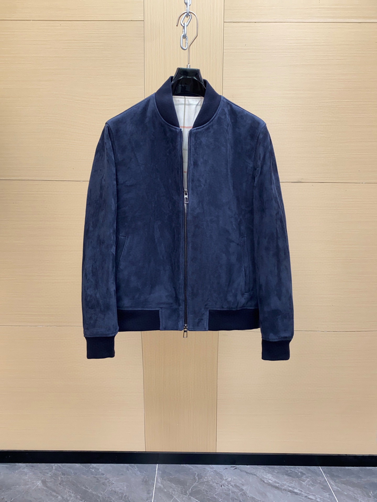 NO:675384,Loro Piana sheepskin leather jacket This is a Loro Piana men's sheepskin leather jacket, made of soft sheepskin leather (Suede) with a fine texture. It is a stand-up collar zipper jacket with a dark ribbed knitted collar and cuffs inside, with a simple overall design. The sheepskin leather material gives it a low-key luster and is one of the brand's iconic high-end materials. As an early spring jacket, it is suitable to be paired with trousers of the same color to create a low-key luxury look.  Size 48-56,,loro piana,jackets & coats,jackets & coats,Top Customize119860909Loro Piana羊反绒皮夹克 这是一款Loro Piana男士羊反绒皮夹克,采用柔软的羊反绒皮（Suede）制成,质地细腻.它是一款立领拉链夹克,内里搭配深色罗纹针织衣领和袖口,整体设计简约.羊反绒皮材质赋予了它低调的光泽感,是品牌标志性的高端材质之一.作为一件早春外套,它适合搭配同色系裤装,打造低调奢华的造型. 尺码48-56,,loro piana,jackets & coats,jackets & coats,Top Customize1,Men's clothing