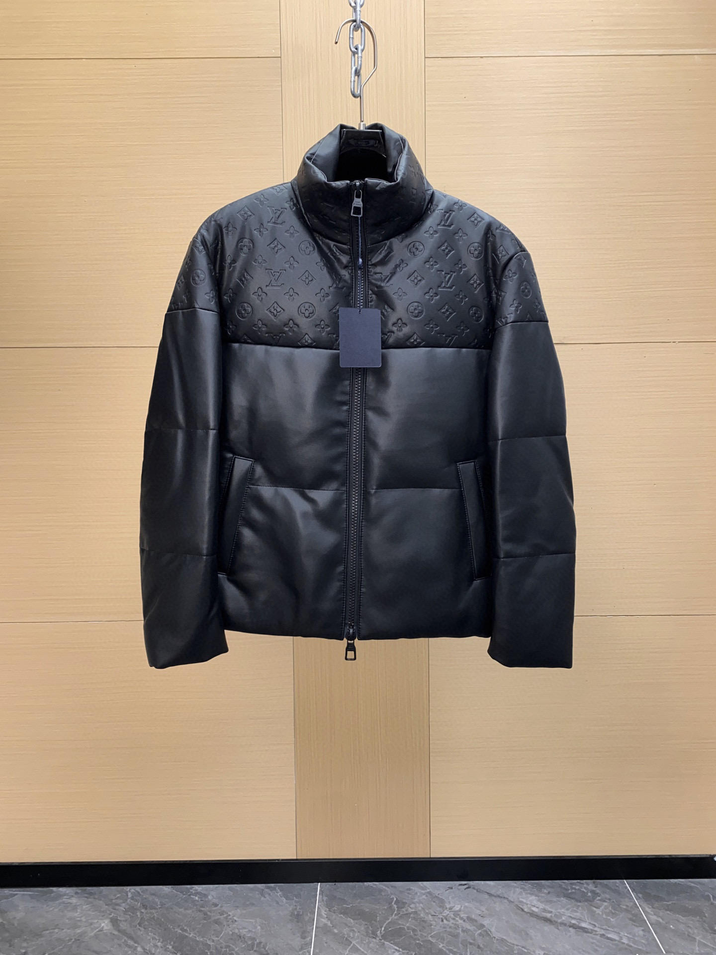 NO:675390,Ready for sale ~ 1V Wall cracks recommend sheepskin embossed splicing New leather down A hot item that many customers are waiting for Original sheepskin stuffed down Stitched all over The workmanship is complex Extremely slim fit Not bloated YB version Very handsome Elegant gentlemanly temperament Recommended 48-56,, down jacket, sheepskin, Top Customize19860909现货发售～1V 墙裂推荐羊皮压花拼接 新品皮羽绒 好多客人在等的爆款 原版羊皮填充羽绒 全身踩线 做工复杂 极修身版型 不显臃肿 YB版型 非常帅气 高雅绅士气质 推荐推荐48-56,,down jacket,sheepskin,Top Customize1,Men's clothing