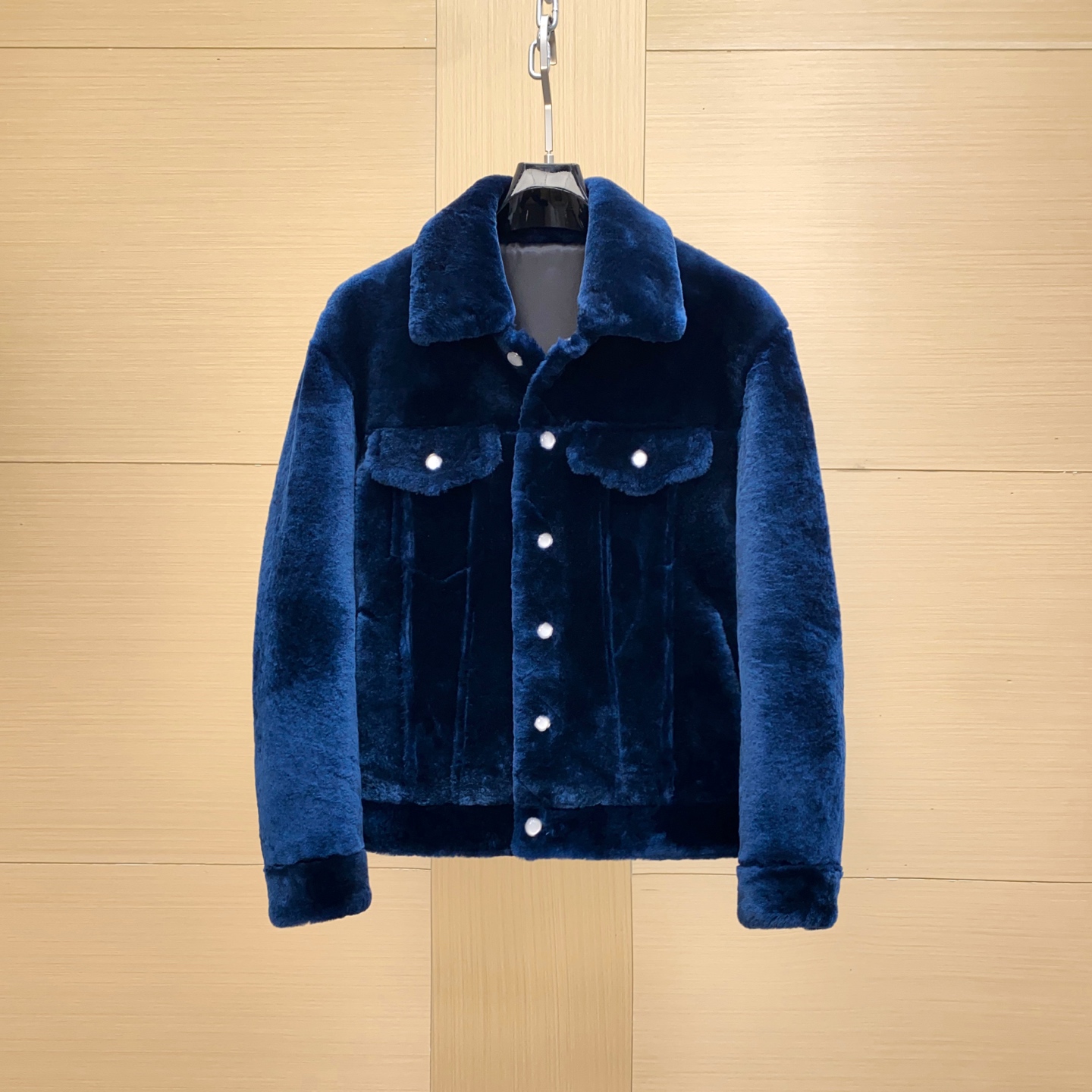 NO:675416,1V The latest fur one-piece from the official website in 2025. The fur one-piece imported from Turkey is not a domestic product. The leather is super thick and soft to the touch. It is embellished with original pearl buttons and shows the full old money style. Sizes 48-56,,Top Customize1198609091V 2025年官网最新皮毛一体 土耳其进口皮毛一体不做国产货 皮料超级厚实 手感柔软 原版珍珠扣子点缀 彰显满满的老钱风 尺码48-56,,Top Customize1,Men's clothing