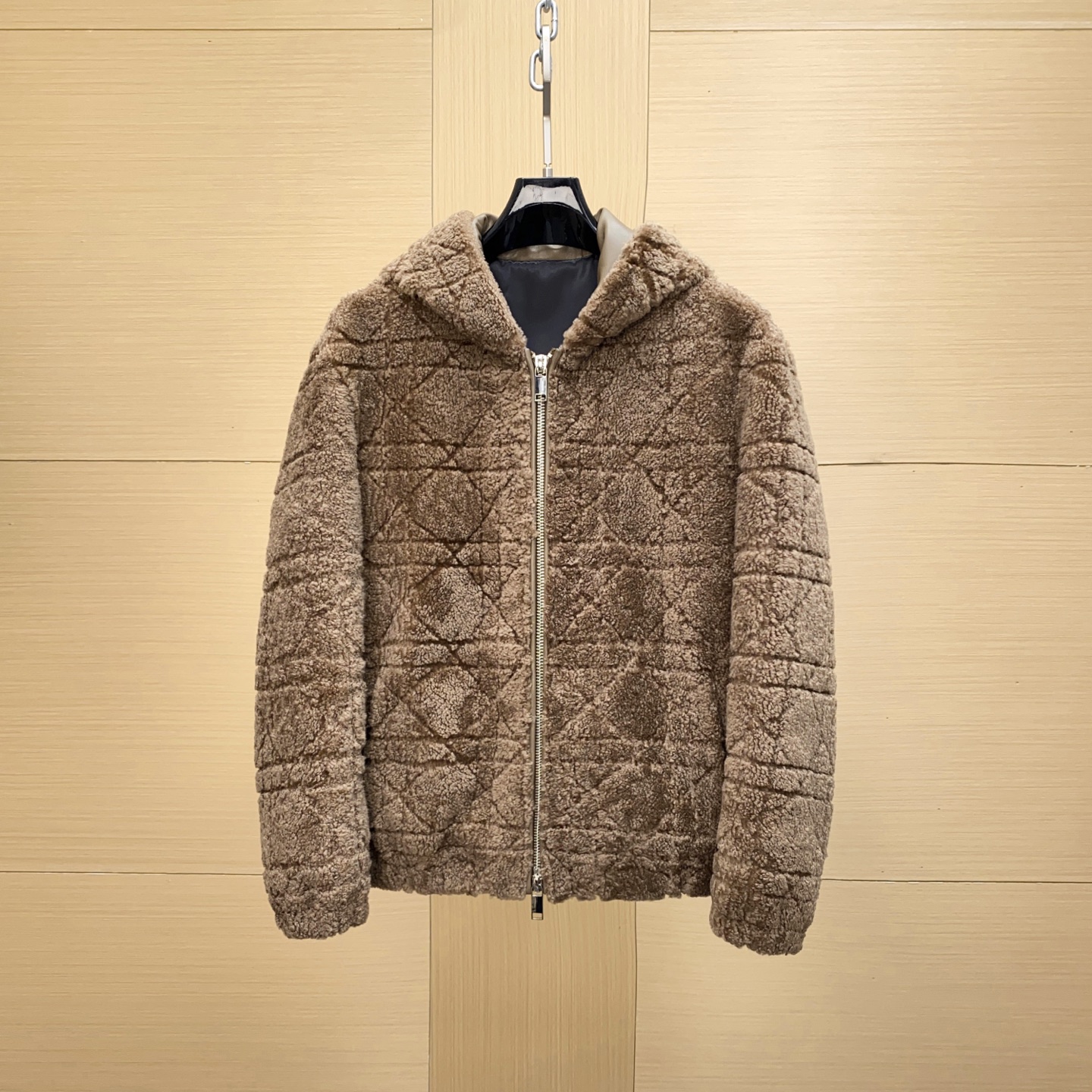 NO:675413,Warm as spring!  Thickened jacket type fur integrated hooded design lambskin fur jacket DIOR 2025 autumn and winter fur integrated jacket, the raw materials are selected from Spain, Merino native fur integrated. The leather surface is soft and delicate, as delicate and smooth as silk, the wool is bright and thick, slightly naturally curly, the leather is relatively tight, the classic stand-up collar design with contrasting threads makes the whole dress more fashionable, 48-56,, dior, jackets & coats, jackets &  coats,leather jacket,sheepskin,hats,Top Customize119860909温暖如春！加厚款夹克款皮毛一体连帽设计羔羊皮毛皮衣外套 DIOR 2025秋冬皮毛一体夹克,原料甄选西班牙,美利奴原生原产皮毛一体.皮面柔软细腻、如丝绸般细腻柔滑、羊毛亮丽厚重,略带自然卷,皮质比较紧实、经典立领设计搭配撞色螺纹使得整件衣服更有时尚感,48-56,,dior,jackets & coats,jackets & coats,leather jacket,sheepskin,hats,Top Customize1,Men's clothing