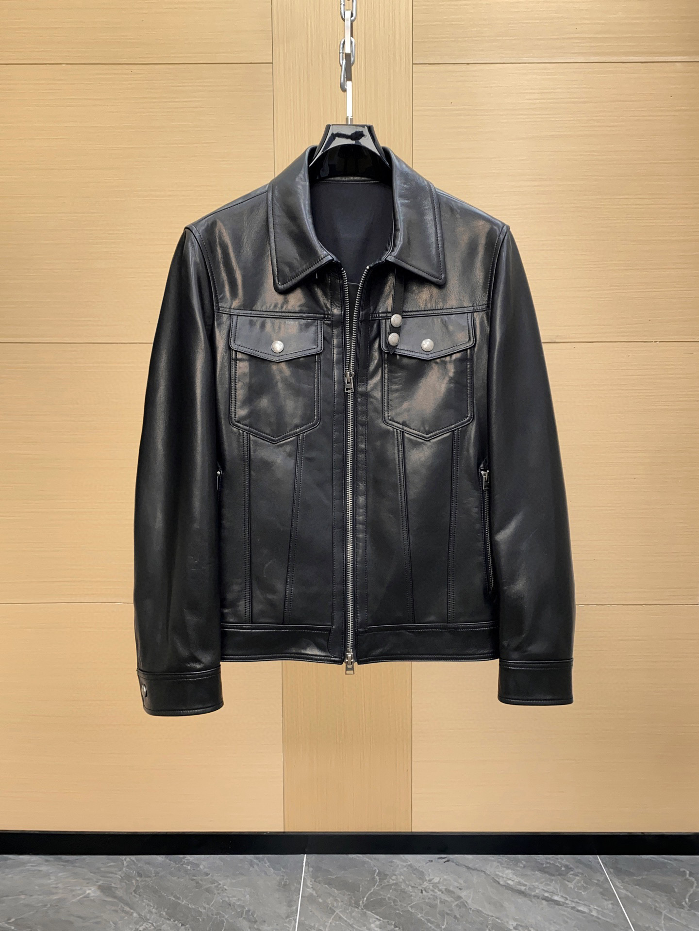 NO:675400,Tom Ford Tom Ford men's leather bomber jacket!  This series is too gentlemanly and has too much sense of taste. It’s heavyweight right after it’s put on the shelves. Original genuine leather, authentic lambskin. Just look at the texture of the leather. This kind of good product can be sold at shopping mall counters. It can easily be sold in shopping malls for tens of thousands. Genuine development. You will know what the real thing is when you get it!  The goods are not made by looking at the pictures on the market. The main material is lamb leather. It is developed from the original version. Even if there is an early bird version in the market later, there are many details that are not noticeable. The focus is genuine leather and grain leather. Heavy!  Heavy!  The raw material is real leather, and the texture and texture of the upper body instantly show the quality of tens of thousands of originals. You can weigh the weight of the whole non-PU imitation leather dress in your hands. You can tell the real leather and fake leather at a glance. You are so confident!  Don't give it away for free!  ,,tom ford,jackets & coats,sheepskin,Top Customize119860909Tom Ford 汤姆 福特 男士皮质飞行员夹克 ！ 这个系列太绅士 品味感太足  上架即重磅 原版真皮 正品小羊皮 直接看皮料质地,这种好货,商场专柜,随随便便卖商场轻松上万  正品开发 你们拿到就知道什么叫真货！ 非市面看图做货 ,主料小羊皮革 原版开发 后边就算有市场早鸟版本也有很多细节都入不了眼 重点真皮粒面革 重磅！重！原物料真皮一分一毫 纹理质感 上身即刻展现大几万原版档次 ,非PU仿皮整件衣服的份量感你们拿到手掂量 真皮假皮实物一看便知 、就是这么有底气！ 不正白送！,,tom ford,jackets & coats,sheepskin,Top Customize1,Men's clothing