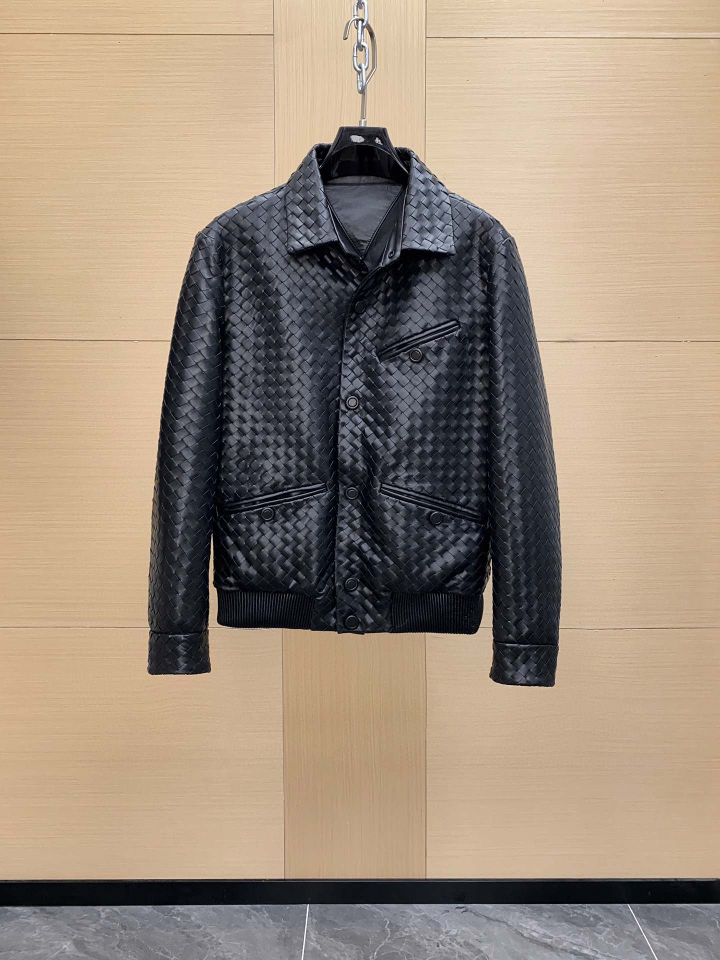 NO:675403,BV's leather jacket uses genuine leather weaving technology, with a high-end and unique texture. The black tone is low-key and stylish, and the details are perfect. The lapel + symmetrical pocket design is practical and layered, and it is very stylish for autumn and winter!  The woven texture makes the whole thing more three-dimensional. It looks great with jeans or casual pants. It can be easily worn in daily life or on the street. It is a limited edition and a must-have for personalized wear!  Sizes 48-56,,bottega veneta,jeans,jackets & coats,Top Customize119860909BV这款皮夹克采用真皮编织工艺,质感高级又独特,黑色调低调有型,细节满分.翻领+对称口袋设计,实用又有层次感,秋冬穿超有范！编织纹理让整体更立体,搭配牛仔裤或休闲裤都很出彩,日常或街头都能轻松驾驭.限量小众款,个性穿搭必备！尺码48-56,,bottega veneta,jeans,jackets & coats,Top Customize1,Men's clothing