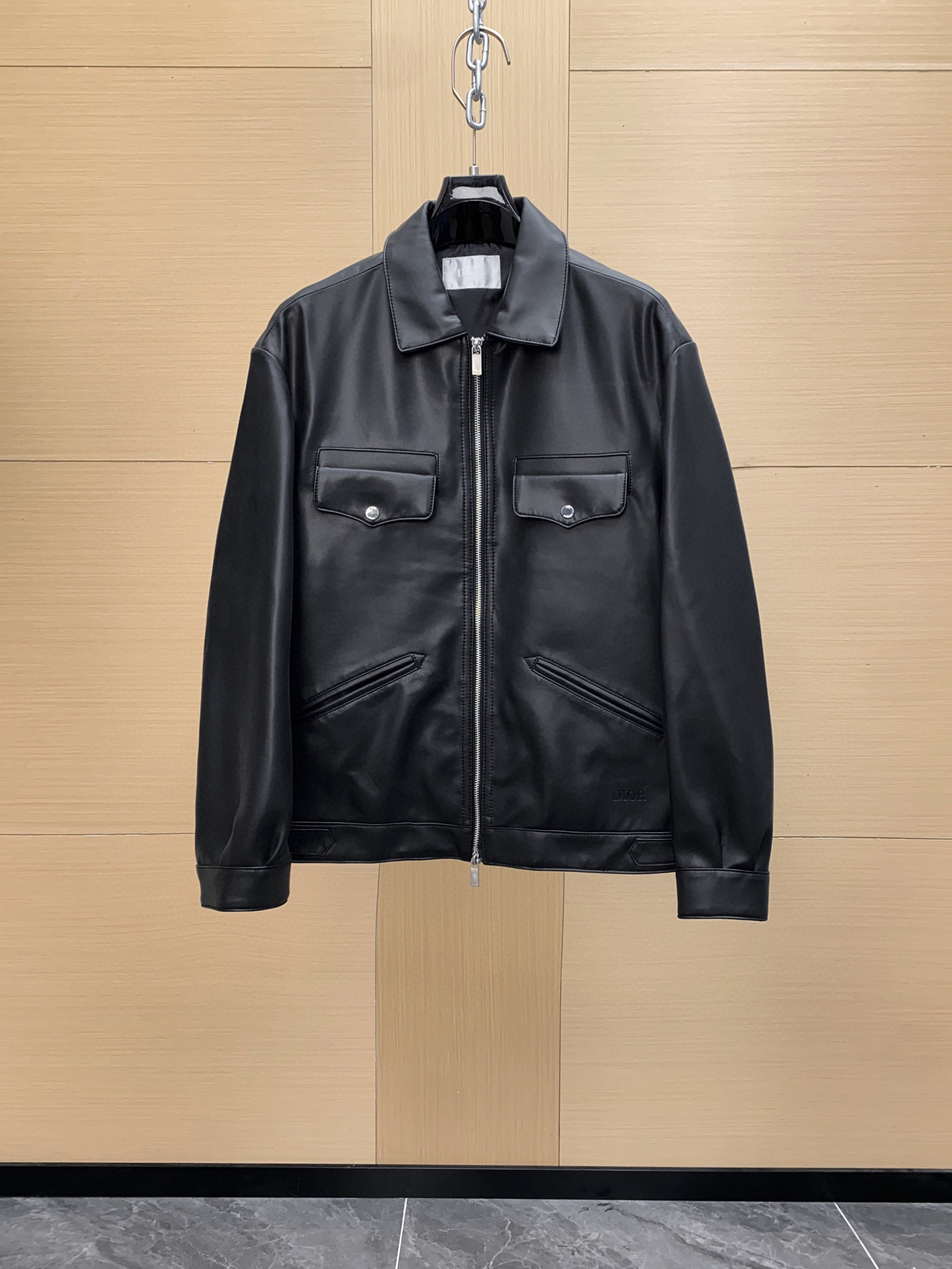 NO:675407,Dior highly recommends, 25 autumn and winter new products, Dior* has always been synonymous with magnificence and elegance, and has always been at the top of the fashion world. This leather jacket is the same as the star. The leather is selected imported high-quality sheepskin. The leather feels delicate, soft, thick, and has fine texture. High-end light luxury leather, leather jacket, natural and expensive, inherently luxurious ~ It has been a symbol of aristocratic status since ancient times, size 48-56, dior, leather  jacket,sheepskin,Top Customize119860909Dior重磅推荐,25秋冬新品,Dio*一直是华丽与高雅的代名词,在时尚殿堂一直雄踞顶端,此款明星同款皮衣 皮料是精选的进口上等绵羊皮,皮质手感细腻,柔软,厚重,纹路细腻,高端轻奢皮质,皮衣,天然而昂贵,天生俱来奢华感~自古以来都是贵族身份象征,尺码48-56,,dior,leather jacket,sheepskin,Top Customize1,Men's clothing