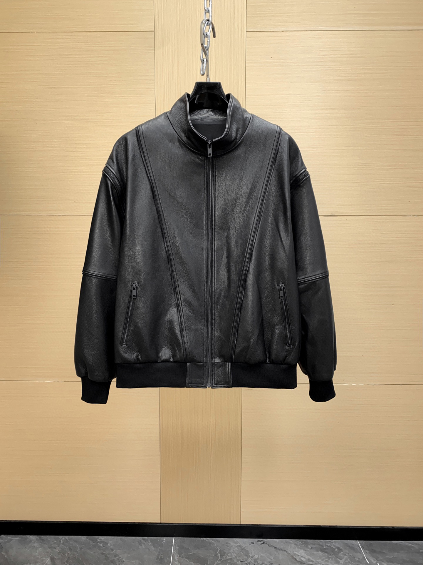 NO:675417,Celine's new counter autumn and winter classic jacket, made of fine leather, with full-body zipper design and detachable sleeves!  Oversized fit, two-tone ribbed trim, contrasting branded metal snaps. It is more gentle than ordinary leather jackets but more mature than traditional baseball jackets. It can match both mature and youthful feelings. Highly recommended for high-end wear. Sizes 48-56,,celine,celine,jackets & coats,leather jacket,Top Customize119860909Celine 赛琳 新款柜台秋冬经典夹克,甄选上乘皮料,全身拉链设计 可拆卸袖子 ！超大合身 双色调螺纹饰边,撞色品牌金属按扣.它比一般的皮衣夹克更和气但又比传统棒球夹克成熟,成熟和青春的感觉都能搭配起来,强力推荐,高级感穿搭.尺码48-56,,celine,celine,jackets & coats,leather jacket,Top Customize1,Men's clothing