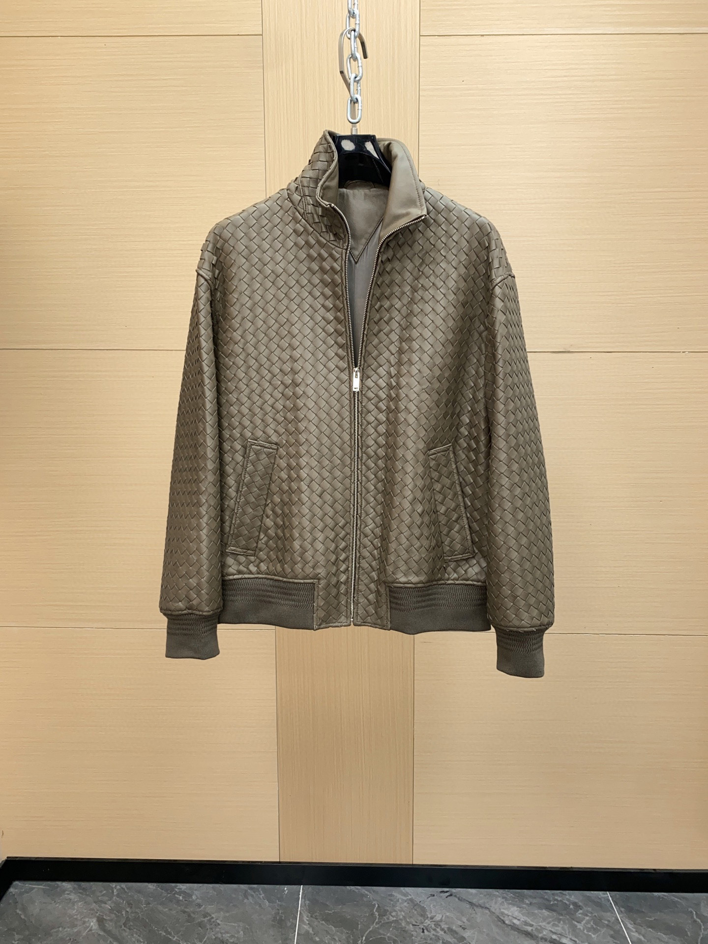 NO:675420,BV2025 Men's New Sheepskin Jacket On the fashion stage, Bottega Veneta has always been synonymous with low-key luxury and excellent craftsmanship. In the autumn and winter of 2025, the brand once again made efforts to launch a new men's sheepskin jacket, which perfectly integrates classics and innovation, bringing a new fashion experience to men who pursue quality life.  The dark brown sheepskin imported from Australia is the soul of this jacket. The dark brown color has a retro and mysterious temperament, which is different from the regular black and brown leather jackets, adding a sense of uniqueness and depth to the wearer. This color is calm and unobtrusive, showing taste in a low-key manner, and has a delicate luster under different lights, as if telling the story of years of precipitation.  The whole body is made of weaving technology, which is Bottega Veneta's signature Intrecciato weaving technology. The leather is cut into thin strips and then woven by craftsmen with exquisite handwork. Every texture and every intertwining point embodies the brand's persistence in traditional craftsmanship and unremitting pursuit of ultimate quality. This weaving not only gives the jacket a unique visual beauty, but also brings a soft and tough wearing experience, with both texture and comfort.  From a design point of view, it continues Bottega Veneta's consistent simple style without too many complicated decorations. It only outlines a neat silhouette with smooth lines. It can adapt to various body types and show men's ability and confidence. Whether it is paired with a simple white shirt and dark trousers for business occasions, or worn with a casual T-shirt and jeans for daily travel, this jacket can be easily controlled without any sense of violation.  Bottega Veneta's new 2025 autumn and winter men's sheepskin jacket is not only a piece of clothing, but also a masterpiece that combines art and fashion. It is a vivid interpretation of low-key luxury aesthetics. Choosing it is to choose a life attitude that is unobtrusive but full of connotation. Size 48-56,,bottega veneta,bottega veneta,bottega veneta,jeans,jackets & coats,shirts,tees,t-shirt,sheepskin,Top Customize119860909BV2025男士新款羊皮夹克  在时尚的舞台上,葆蝶家（Bottega Veneta）一直是低调奢华与卓越工艺的代名词.2025年秋冬,品牌再度发力,推出男士新款羊皮夹克,将经典与创新完美融合,为追求品质生活的男士带来全新时尚体验.  精选自澳洲的进口深咖色色羊皮,是这件夹克的灵魂所在.深咖色自带复古神秘的气质,区别于常规黑色与棕色皮夹克,为穿着者增添一份独特与深邃.这种色泽沉稳而不张扬,低调中尽显品味,在不同光线下泛出细腻光泽,仿佛诉说着岁月沉淀的故事 .  全身采用编织工艺打造,这正是葆蝶家标志性的Intrecciato编织技术,将皮革切割成细条,再由工匠们以精湛手工交错编织而成.每一处纹理、每一个交织点,都凝聚着品牌对传统工艺的执着坚守与对极致品质的不懈追求.这种编织不仅赋予夹克独一无二的视觉美感,更带来柔软且富有韧性的穿着体验,兼具质感与舒适度.  从设计角度看,它延续了葆蝶家一贯的简约风格,没有过多繁杂装饰,仅以流畅线条勾勒出利落版型,能够适配各种身材,展现男士的干练与自信.无论是搭配简约白衬衫与深色西裤出席商务场合,还是内搭休闲T恤和牛仔裤用于日常出行,这款夹克都能轻松驾驭,毫无违和感.  葆蝶家2025秋冬男士新款羊皮夹克,不仅仅是一件衣物,更是一件融合艺术与时尚的杰作,是对低调奢华美学的生动诠释.选择它,就是选择一种不张扬却充满内涵的生活态度. 码数48-56,,bottega veneta,bottega veneta,bottega veneta,jeans,jackets & coats,shirts,tees，t-shirt,sheepskin,Top Customize1,Men's clothing