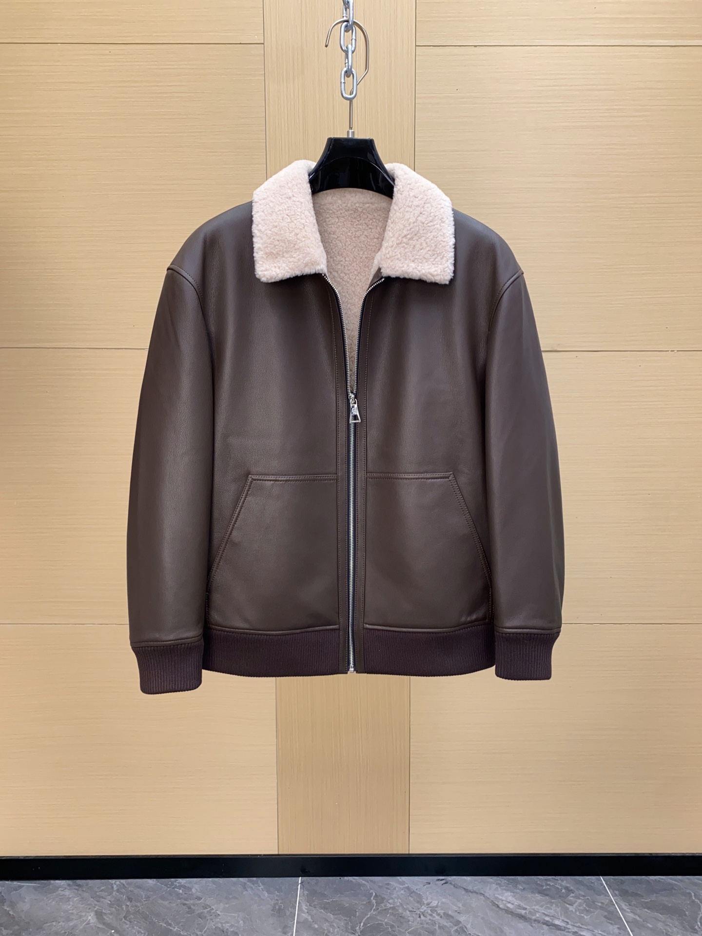 NO:675341,Hermès [How can you miss a warm and premium custom-made fur one-piece fur coat in winter] New weight class high-end heavy-duty luxury goods, men's fur one-piece high-end top series. Exclusive dedication model, order from famous store, high luxury wearing enjoyment, cool fur one-piece jacket!  Famous store orders, high-end luxury product series, top-notch fur products, highest-standard clothing, a must-have series for high-end fans!  !  One of the pinnacles of the luxury world, I haven’t shared this pure high-end clothing series with you for a long time. I have only one word for this model and that is grab it, otherwise you will definitely regret it!  !  Let me quietly explain to you the luxurious products of this cabinet W+!  !  The ultra-high-end luxury atmosphere that can be sensed with the naked eye, especially the pocket design, is really too brilliant. I have to admire the designer's imagination and design ability. The two souls of smooth leather and fur fit together. The upper body is really amazing, especially the short body-shaping design. It is so handsome that it is unbelievable. The visual effect brought by the grainy curly hair is also more visual impact. The asymmetric design of the pocket on the hem is simply an explosive product!!!  It can be said that it is timeless, and the matching of the upper body can naturally withstand various tests. Don’t look like it is unattractive. This color system is definitely the most suitable for autumn and winter!  !  As for the details and workmanship?  Go and experience this style for yourself. What does a strict design mean? What does meticulous tailoring mean? There is no flaw at all!  !  Unknowingly, I started to build a wall of words again, but I really couldn’t help it with this model. I would like to share it with great value for money. This model is not for profit, but for word of mouth!  Size 48-56,,hermes,jackets & coats,leather jacket,Top Customize119860909爱马仕【冬日里怎能错过一件保暖臻品定制皮毛一体皮草皮衣外套】新款重量级别高端重工奢物,男士皮毛一体高端顶级系列. 独家奉献款,名品店订单,高奢穿着享受,爆帅皮毛一体外套！ 名品店订单,高奢产物系列,皮草类的顶级产品,最高规格服饰,高端粉丝必入系列！！ 奢侈界的顶峰之一,这种纯粹的高级服装系列,我也是很久没有与大家分享过了,对于此款我只有一个字那就是抢,不然你绝对会后悔！！ 让我静静的为大家解析此款柜W+的奢华产物吧！！ 用肉眼就能感知的超高档奢华气息,尤其是这个口袋设计,真的是太过于出彩了,不得不佩服设计师那天马行空般 的想象力与设计力了,将光皮与皮毛一体的两者灵魂相互契合,上身真的是太过于惊艳了,尤其是短款塑身的版型设计,简直帅到无法相信,颗粒卷毛所带来的视觉效果也更具视觉冲击力,下摆的口袋不对称设计,简直一件爆棚的产物!!! 可以说是经久不衰,上身的搭配自然经得起各种考验,不要看似其貌不扬,这绝对是最为适合秋冬的一个色系了！！ 至于细节跟做工？你自己亲自去体验下此款吧,什么叫做一板一眼的设计,什么叫做一丝不苟的裁剪,不见一点瑕疵！！ 不知不觉又码起了文字城墙,但是对于此款我实在是忍不住了,超值性价比分享,此款不为利润,只为口碑！ 尺码48-56,,hermes,jackets & coats,leather jacket,Top Customize1,Men's clothing