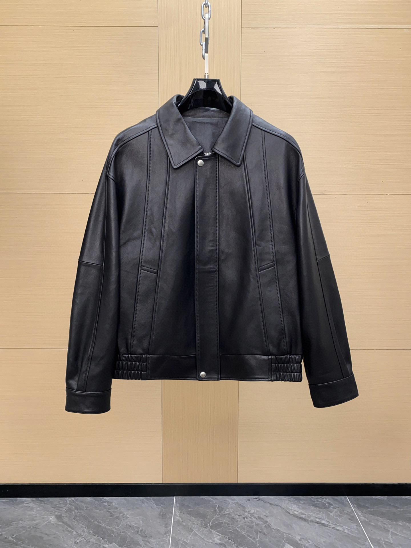 NO:675418,BV classic Italian sheepskin hand-stitched leather jacket, a classic wardrobe series, matching becomes a breeze! A little cool, a little neutral, a little uninhibited It is rare to find a style item that stands in the center of the fashion circle all year round. Sizes 48-56,,bottega veneta,jackets & coats,leather jacket,sheepskin,Top Customize119860909BV 经典意大利羊皮手工拼接皮衣外套,经典衣柜系列,搭配就成了一件轻而易举的事情!有点酷、有点中性、有点不羁 这样常年屹立于时尚圈中心不倒的风格单品可不多见.尺码48-56,,bottega veneta,jackets & coats,leather jacket,sheepskin,Top Customize1,Men's clothing