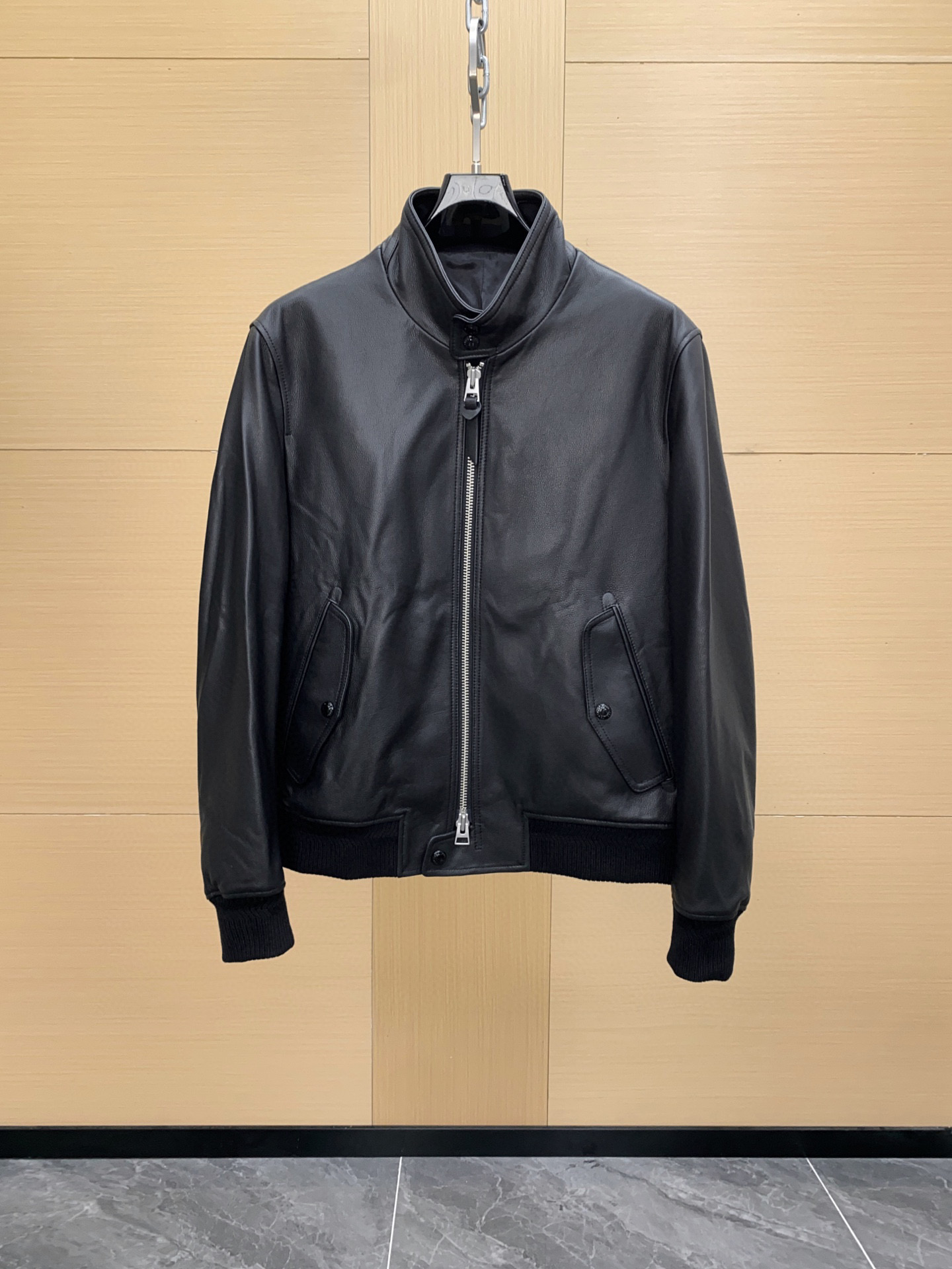 NO:675422,Tom Ford's black stand-up collar leather jacket is made of high-quality goatskin, which is soft, delicate and durable, and full of low-key luxury. It has a classic stand-up collar + zipper design, ribbed cuffs and hem, neat tailoring, and full of urban aristocratic style. The black color is versatile and can be easily worn for commuting and parties, and it looks layered when layered with sweaters or shirts. Wear it in autumn and winter, it is warm and fashionable, and it is a must-have item for mature men's wardrobe!  Size 48-56,,tom ford,hoodie,sweatshirts,shirts,leather jacket,sheepskin,Top Customize119860909Tom Ford这款黑色立领皮衣,选用高品质山羊皮,柔软细腻又耐用,低调奢华感满满.经典立领+拉链设计,袖口和下摆罗纹收口,剪裁利落,都市贵族风十足.黑色百搭,通勤、聚会都能轻松驾驭,叠穿卫衣或衬衫都很有层次感.秋冬季节穿它,既保暖又时髦,是成熟男士衣橱必备单品！尺码48-56,,tom ford,hoodie,sweatshirts,shirts,leather jacket,sheepskin,Top Customize1,Men's clothing