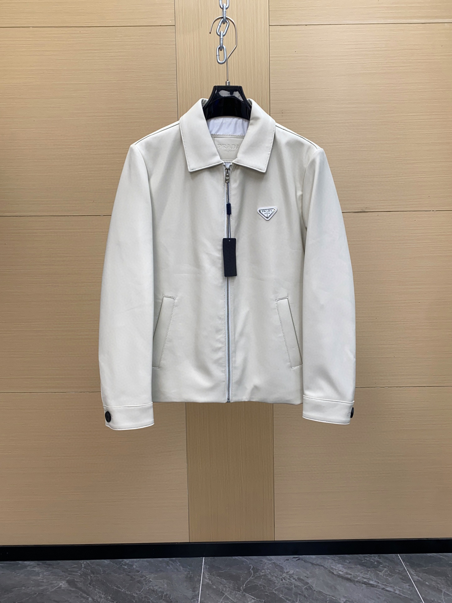 NO:675338,Prada's official autumn and winter items Cai Xukun and Li Xian's same style sheepskin jacket. Made of sheepskin imported from Turkey. Simple and elegant style. Versatile. Black and white. ZP replica hardware accessories size48-56,,prada,prada,jackets & coats,sheepskin,Top Customize119860909Prada普拉达官方秋冬单品 蔡徐坤 李现同款羊皮夹克 采用土耳其进口绵羊皮 简约大气款 百搭 黑白两色 zp复刻五金辅料 size48-56,,prada,prada,jackets & coats,sheepskin,Top Customize1,Men's clothing