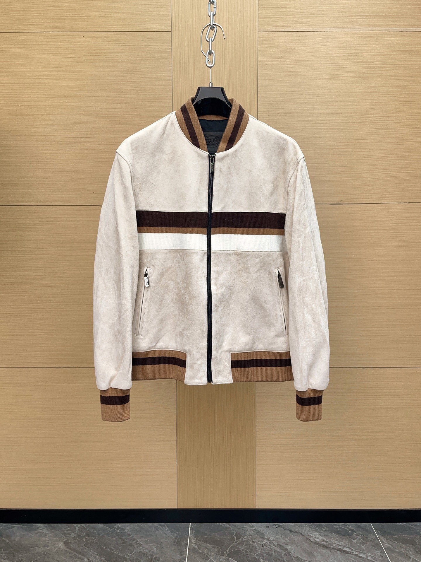 NO:675340,TODS Tod's fashionable patchwork baseball leather jacket is embellished with mixed-breed sheep suede contrasting color-blocked threads. It is beautiful and fashionable. The threads are made of mercerized cotton, and the lining is still made of high-grade cupro silk, making you comfortable and breathable while getting rid of the embarrassment of static electricity in autumn and winter. Sizes 48-56,,Tod's,jackets & coats,Top Customize119860909TODS托德斯 时尚拼接棒球皮夹克,采用混种羊反绒撞色拼色螺纹点缀,好看又时尚,螺纹精选丝光棉材质,里布依然采用高档铜氨丝,让您舒适透气又摆脱秋冬静电尴尬.尺码48-56,,Tod's,jackets & coats,Top Customize1,Men's clothing