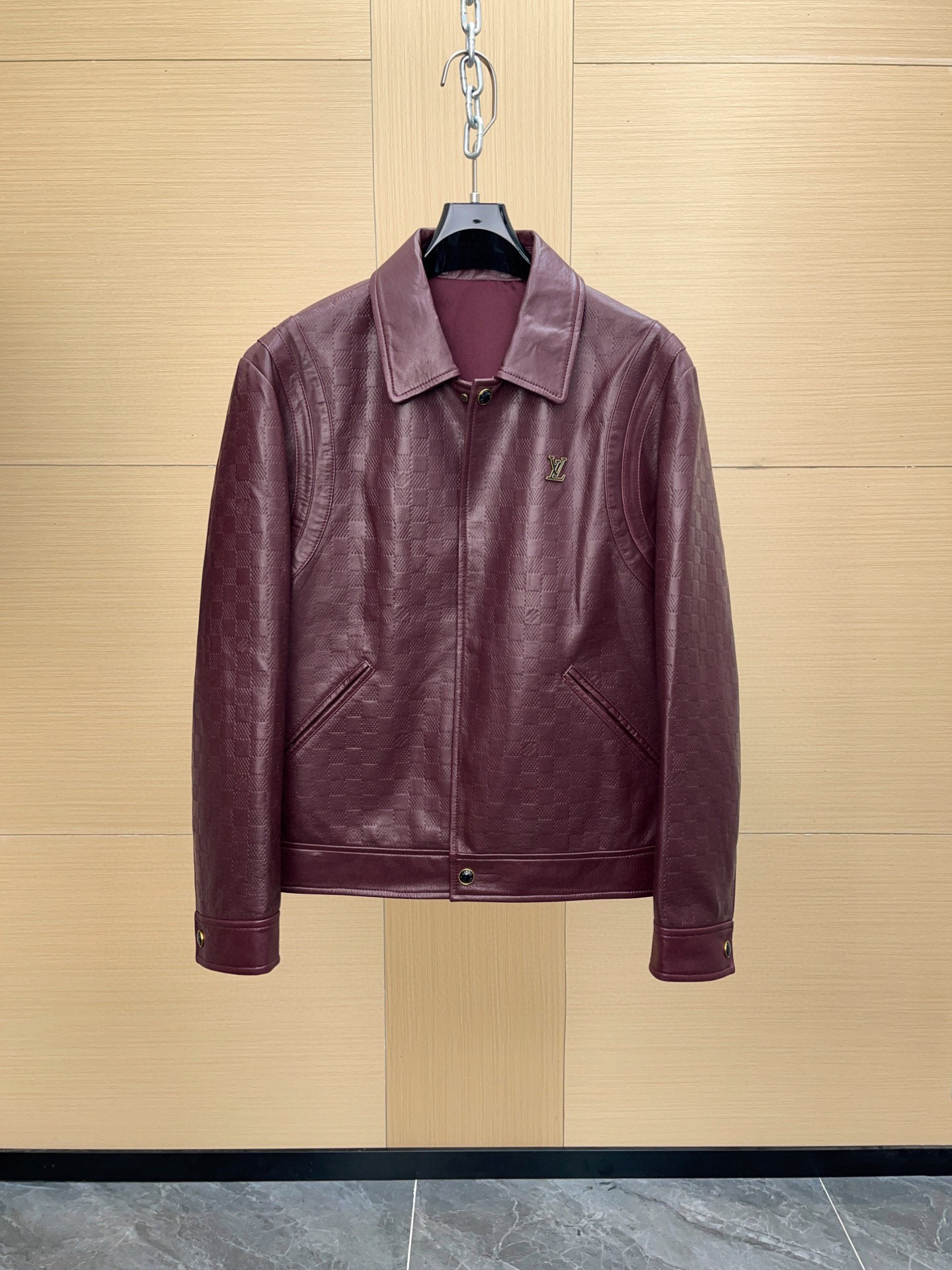 NO:675342,1V Monogram leather jacket, dark burgundy color + classic Monogram embossed pattern, full of brand sense!  High-quality leather, soft and durable, suitable for autumn and winter wear!  Lapel + metal buttons + symmetrical pockets, practical and fashionable. Same lining and same color, exquisite details, brand logo on cuffs and hem, highly recognizable!  It can be easily used for daily commuting or daily leisure. It goes well with jeans and casual pants, and it has an immediate sense of fashion!  Sizes 48-56,,jeans,jackets & coats,Top Customize1198609091V Monogram 皮革夹克,深酒红色调+经典Monogram压花纹路,品牌感满满！高品质皮革,柔软又耐用,秋冬穿搭有型！翻领+金属纽扣+对称口袋,实用又时髦.同衬同色,细节精致,袖口和下摆品牌标志,辨识度超高！日常通勤或日常休闲都能轻松驾驭,搭配牛仔裤、休闲裤都很出彩,时尚感直接拉！尺码48-56,,jeans,jackets & coats,Top Customize1,Men's clothing