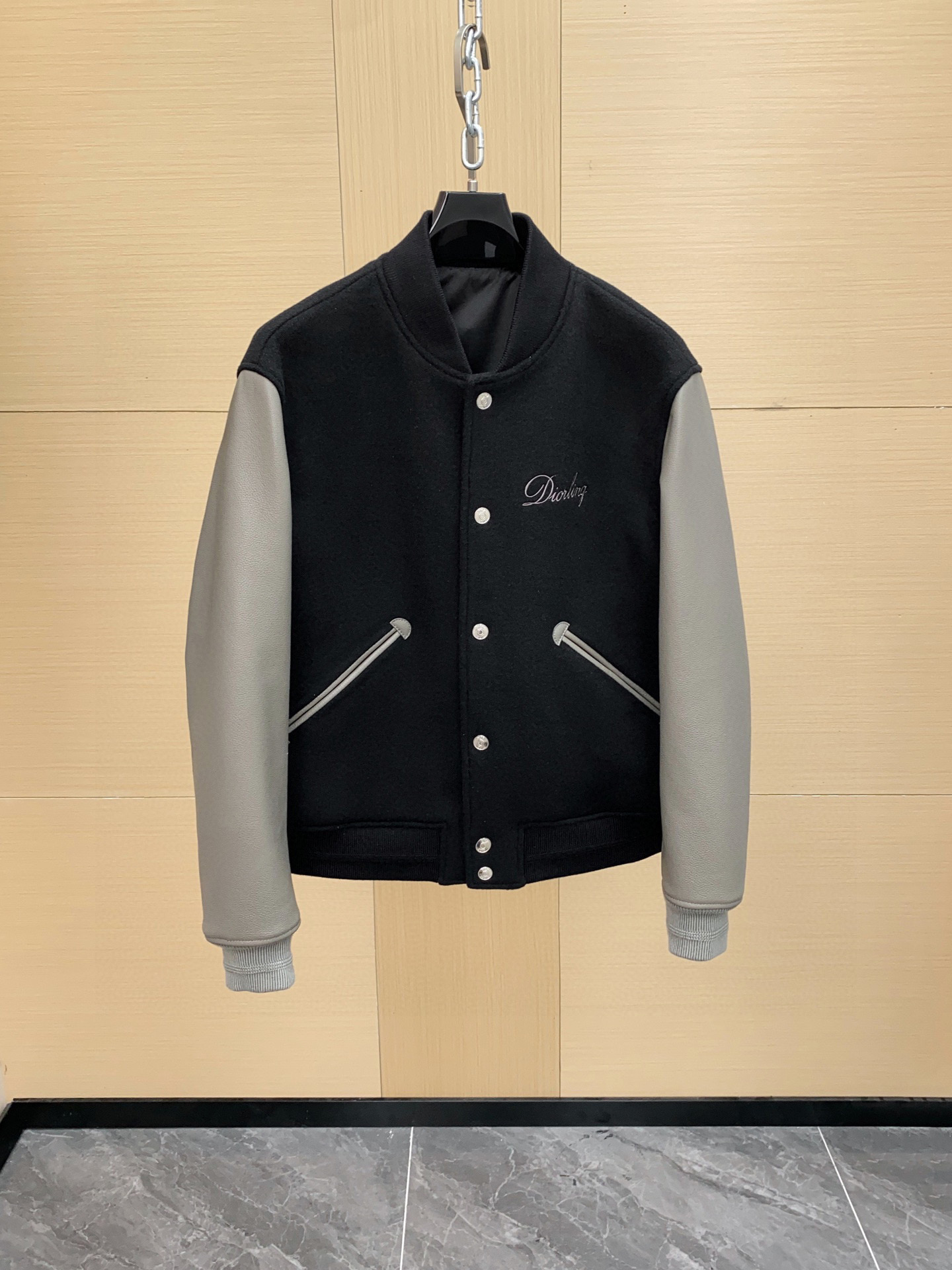 NO:675325,Ready for sale!  Dior Men's Dior Jacket Diorling Black Wool Blend Baseball Jacket New Fall/Winter 2025 This new Winter 2025 Varsity Jacket is new for Winter 2025 and is decorated with the Diorling logo, inspired by the brand's archives. Made of black wool blend fabric with contrasting calfskin sleeves and matching trim pockets. Diorling on the front and back  Logo, perfect for adding a casual touch to any look. Sizes 48-56,,dior,dior,jackets & coats,jackets & coats,cowhide,Top Customize119860909现货发售！Dior 迪奥男装外套diorling黑色羊毛混纺棒球服夹克2025秋冬新款 这款全新 2025冬季校队夹克是 2025年冬季新品,饰有 Diorling 标志,灵感源自品牌的档案.采用黑色羊毛混纺面料制成,搭配撞色质色小牛皮袖子和配套的边饰口袋.正面和背面饰有 Diorling 标志,非常适合为任何造型增添休闲气息.尺码48-56,,dior,dior,jackets & coats,jackets & coats,cowhide,Top Customize1,Men's clothing