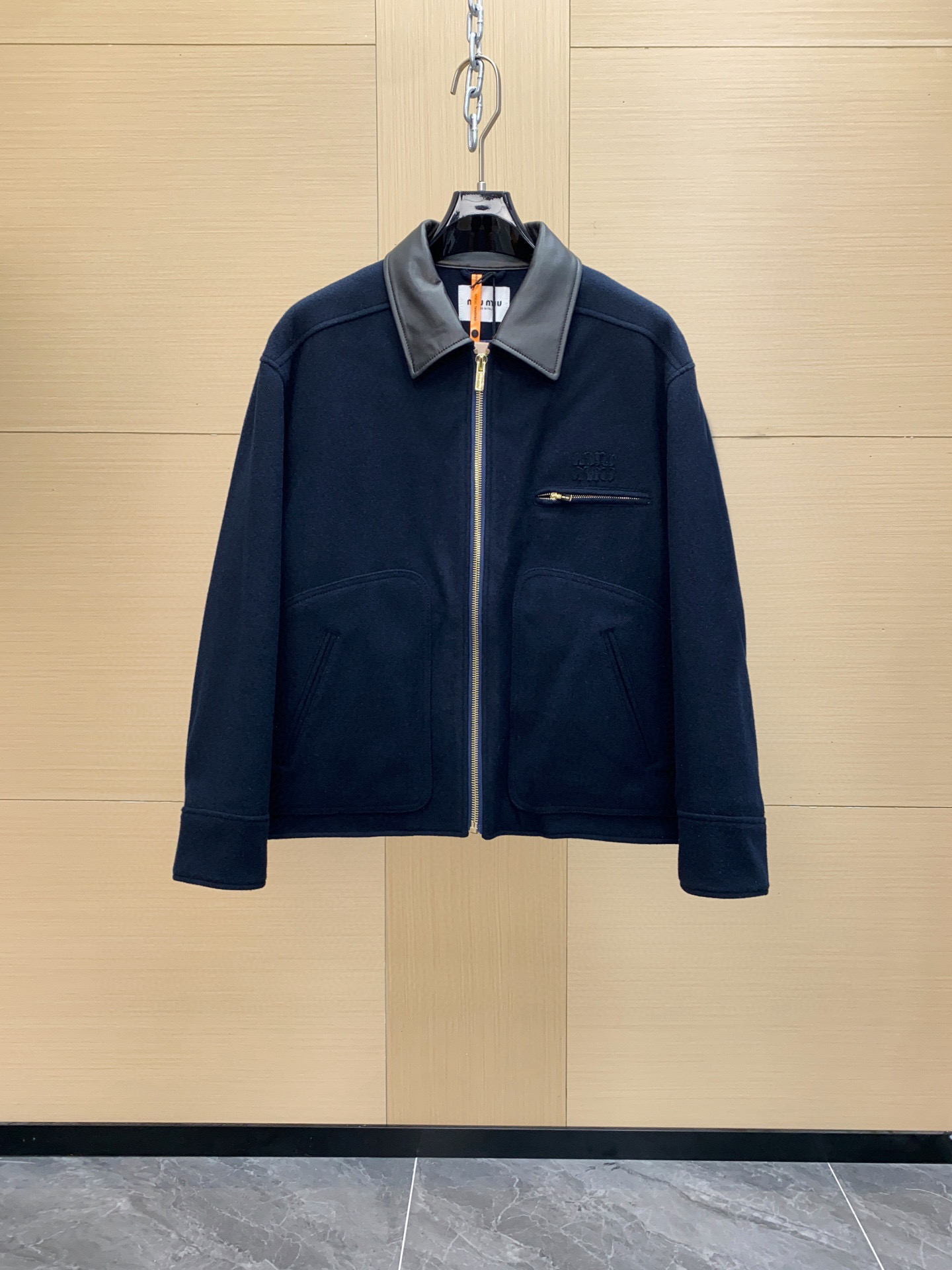 NO:675337,Ready for sale!  Original purchase. Genuine operation!  Miu Miu 2025 new heavy-duty washed wool jacket | Luxurious texture, retro fashionable at a glance. The loose oversize version is friendly to all body types. It can hold up if you wear it casually. The inner viscose fiber + 55% recycled polyester fiber + 45% polyester fiber filling is warm enough for late autumn wear. Fashion and practicality finally don’t compete!  The heavy washed wool fabric of 80% sheep wool nylon meets the real cow leather collar, which clearly demonstrates the 'high-end distressed feeling' and 'luxury product recognition'!  The heavy texture of washed wool and the craftsmanship that are hard to find on the market. Other wool jackets are either soft and shapeless, or stiff and tight. This one is made of 80% sheep wool blended with 20% nylon. After heavy washing, the fabric is soft and waxy at the same time. It has a French accent that is lazy and not sloppy. The washed and distressed texture makes each piece slightly different, and there is no 'street style embarrassment' when worn.  Real cow leather collar + metal hardware The collar is real cow leather, not the PU imitation leather on the market!  You can feel the delicate texture of natural leather with just a touch of your hand, and the stitching is as neat as a counter!  It collides with the washed wool to create a 'retro and noble feel', and you won't be afraid of this detail when comparing it to a store; the metal zipper head is positioned and engraved with the brand logo, the gold plating is bright and high-end, and the texture of the 'click' when zipped is something that cheap goods cannot imitate; I understand Miu  Everyone at Miu knows that this kind of single product that combines 'real materials' and 'craftsmanship details' is the 'evergreen luxury product' in the wardrobe. Don't wait for the counters to be out of stock, buy it now and you will be an 'early bird winner' at the forefront of fashion!  ,,miumiu,versace,jackets & coats,cowhide,Top Customize119860909现货发售！ 原版购入 . 正品操作 ！Miu Miu 缪缪 2025新款重磅水洗羊毛夹克 ｜奢级质感,一眼沦陷的复古时髦 宽松的oversize版型,对各种身材都很友好.“随意叠穿”,它都能hold住.内里粘胶纤维+55再生聚酯纤维+45聚酯纤维的填充,深秋穿也足够保暖,时髦和实用终于不打架了！ 80绵羊毛锦纶的重磅水洗羊毛面料遇上真牛皮革衣领, 把“高级做旧感”和“奢品辨识度”玩明白了！ 水洗羊毛的重磅质感,市面难寻的工艺,别家做羊毛夹克,要么软塌没型,要么硬挺扎身.这款用80绵羊毛混纺20锦纶,经过重磅水洗工艺后,面料软糯 同时兼具挺括——随便一搭都是慵懒不邋遢的法式腔调.水洗做旧的质感,让每件都有细微差异,穿出去绝无撞款的“街拍尴尬”. 真牛皮领+金属五金 衣领是真牛皮革,不是市面上的PU仿皮！用手一摸就能感受到天然皮革的细腻纹理,缝线工整媲美专柜！ 和水洗羊毛碰撞出“复古贵气感”,这细节拿去专柜对比都不怕； 金属拉链头定位篆刻品牌标识,金色镀层亮得高级,拉合时“咔嗒”一声的质感,是廉价货模仿不来的； 懂Miu Miu的人都知道,这种把“真材实料”和“工艺细节”拉满的单品,才是衣柜里的“常青奢品”.别等专柜断货,现在入手就是站在时尚前沿的“早鸟赢家”！,,miumiu,versace,jackets & coats,cowhide,Top Customize1,Men's clothing