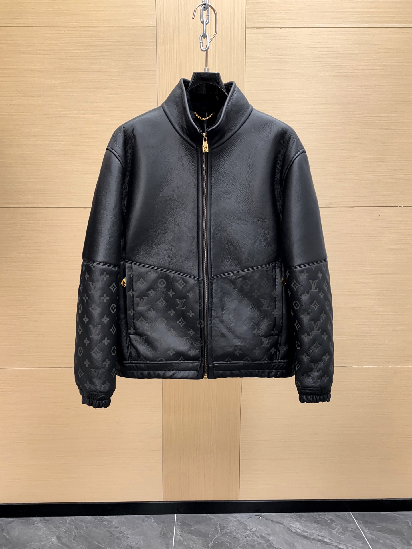 NO:675357,1V 2026SS stand-collar sheepskin all-in-one jacket, imported original ecological sheepskin + Monogram laser burning process!  The low-key luxury texture is perfect, the stand-up collar design improves warmth, the zipper is super convenient to open and close, and the cuffs and hem are elastically closed, making it comfortable and practical!  Sizes 48-56,,jackets & coats,sheepskin,Top Customize1198609091V 2026SS立领羊皮毛一体夹克,进口原生态羊皮+Monogram激光烧花工艺！低调奢华质感满分,立领设计提升保暖性,拉链开合超方便,袖口和下摆弹性收口,舒适实用！尺码48-56,,jackets & coats,sheepskin,Top Customize1,Men's clothing