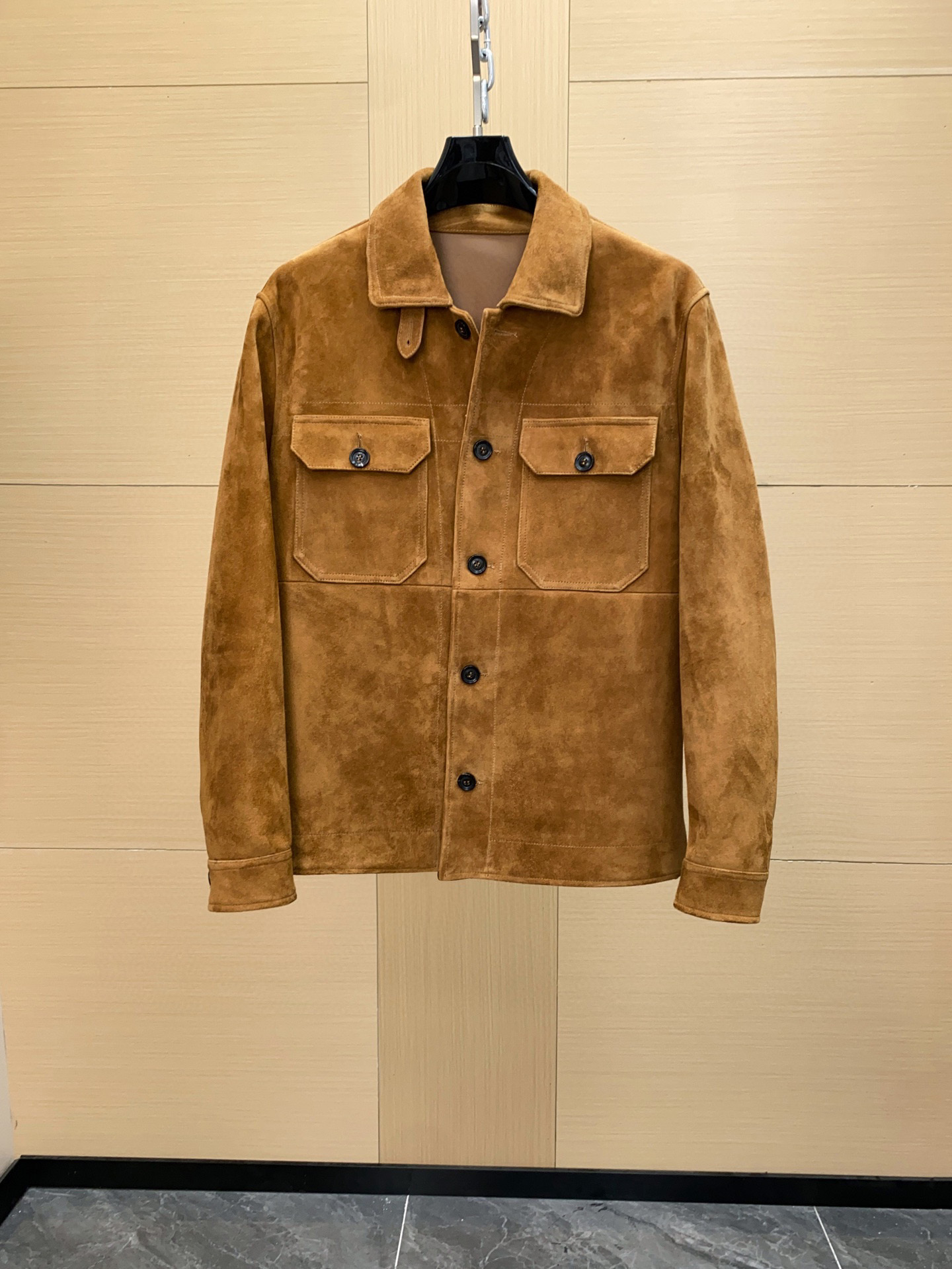 NO:675344,Highly recommended TF25 autumn and winter new product designer Tom Ford in 2005  He launched his own eponymous brand for the first time in 2016, and re-examined the relationship between retro and modernity with his skillful design techniques and unique aesthetic language. This top jacket outlines a strict silhouette with neat strokes. It is made of mixed-breed sheep imported from Italy. There are many suede goats on the market. Please be sure to compare the softness and make sure you get the goods at the same price. It has a retro atmosphere; the minimalist jacket adds visual highlights and is full of coolness. The original hardware is supplied by the customer. The code number is 48-56,, tom ford, tom  ford,jackets & coats,Top Customize119860909重磅推荐TF25秋冬新品设计师 Tom Ford 于 2005 年首次推出了自己的同名品牌,并凭借他娴熟的设计手法和独到美学语言重新论述复古与现代的关系.这款上衣夹克以利落笔触勾勒严谨廓形,由意大利进口混种羊,面皮材质打造,市面上很多绒面山羊,请一定要对比手感柔软度,确保一份价钱一份货,颇具复古气息；极简夹克增添视觉亮点,酷感十足,原版五金客供 码数48-56,,tom ford,tom ford,jackets & coats,Top Customize1,Men's clothing