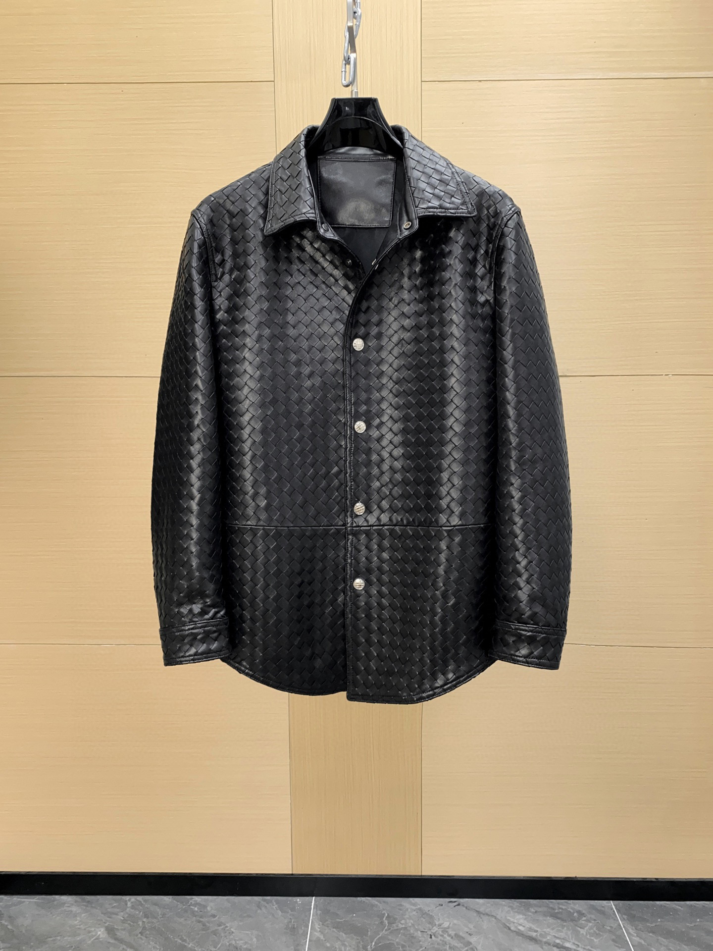 NO:675349,BV classic Italian sheepskin hand-woven leather jacket, classic wardrobe series, matching becomes a breeze! A little cool, a little neutral, a little uninhibited It is rare to find a style item that stands in the center of the fashion circle all year round. Sizes 48-56,,bottega veneta,jackets & coats,leather jacket,sheepskin,Top Customize119860909BV 经典意大利羊皮手工编织皮衣外套,经典衣柜系列,搭配就成了一件轻而易举的事情!有点酷、有点中性、有点不羁 这样常年屹立于时尚圈中心不倒的风格单品可不多见.尺码48-56,,bottega veneta,jackets & coats,leather jacket,sheepskin,Top Customize1,Men's clothing