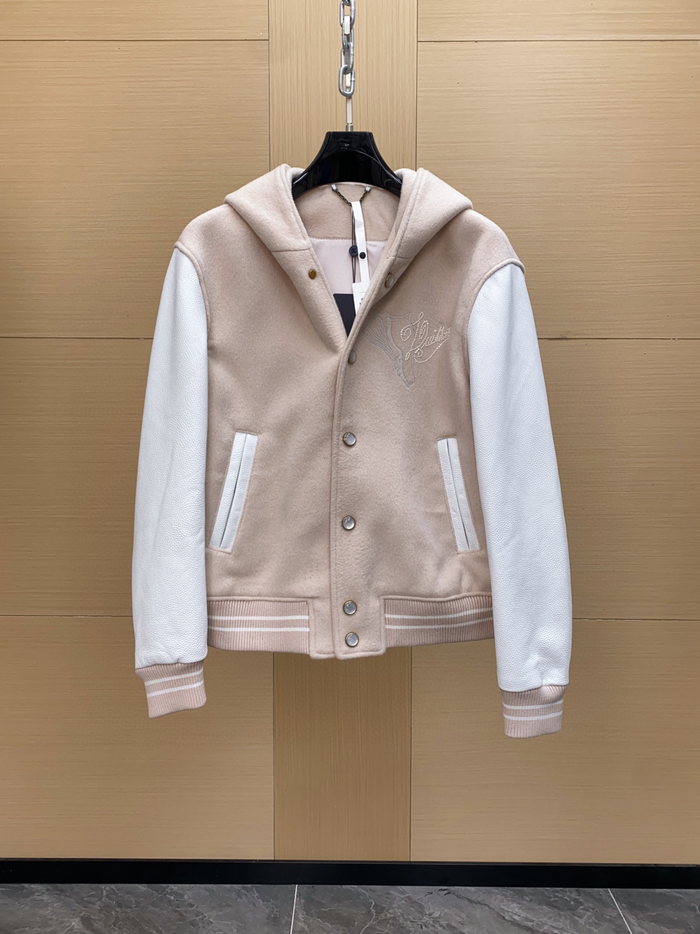 NO:675348,1V Louis Vuitton 2025ss catwalk style baseball uniform jacket, a must-have item for men and women's light luxury commuting. The highest version is developed on the entire network. Whether the whole dress looks good or not depends on the position. It is top-notch and the details can stand the test. A full set of customized accessories, the letters are clear and perfectly restored without any difference. High-end atmosphere and full of class!  The entire dress is exclusively customized with heavy craftsmanship. The towel patch embroidery is perfectly combined with craft embroidery and precise stitching!  Absolute craftsmanship quality!  Size 46-56,,louis vuitton,jackets & coats,jackets & coats,Top Customize1198609091V 路易威登2025ss走秀款棒球服外套夹克 男女轻奢主义通勤必备单品.开发全网最高版本 整件衣服好不好看就要看这位置 顶级做 细节经得起考验 .定制全套辅料,字母清晰完美还原无差别.高端大气 档次十足！ 整件衣服全部为重工艺独家定制 毛巾贴布绣 与工艺刺绣完美结合 精准下针！绝对的重工艺品质！尺码46-56,,louis vuitton,jackets & coats,jackets & coats,Top Customize1,Men's clothing