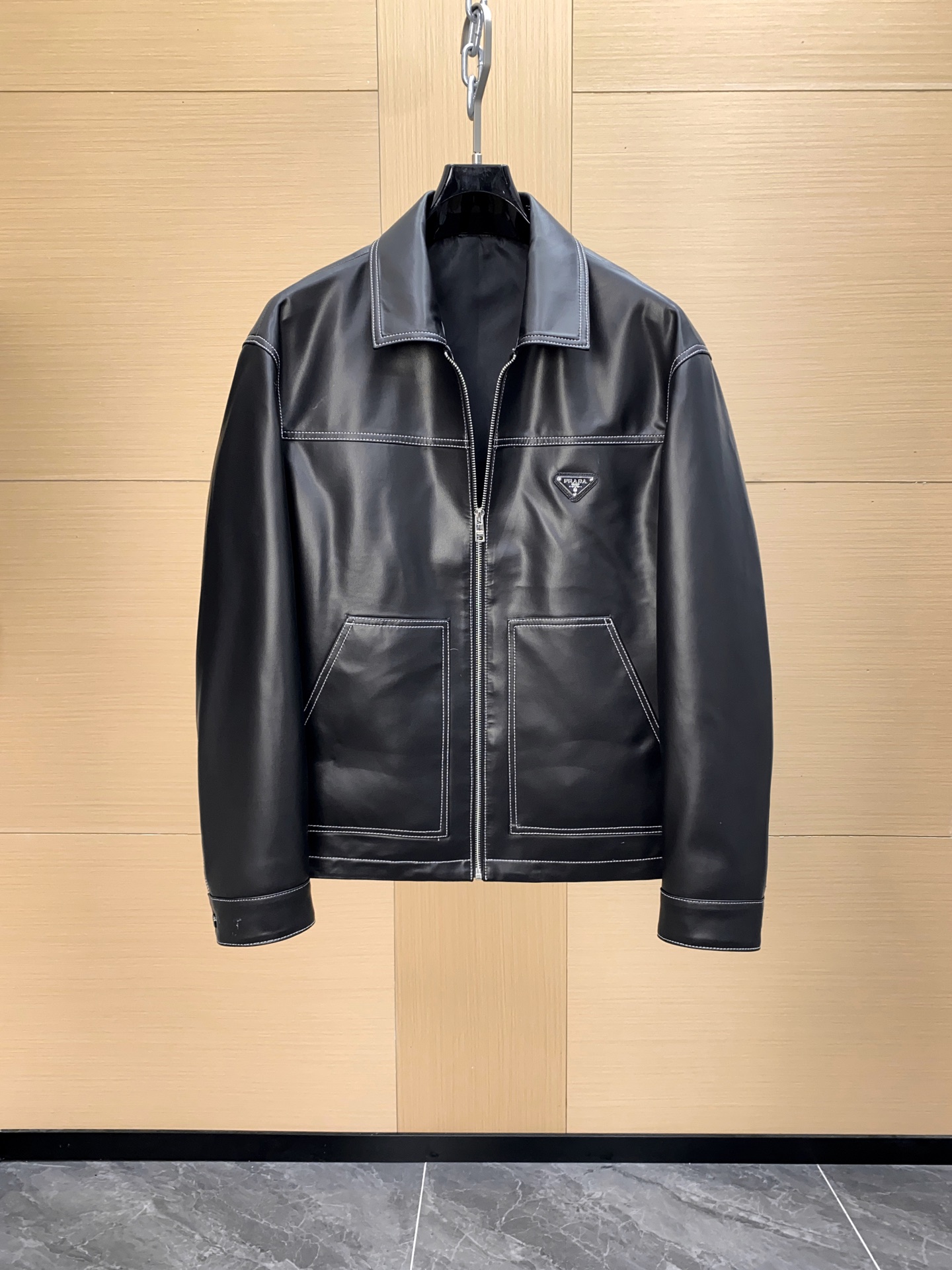 NO:675358,Prada's official fall and winter item, sheepskin jacket, made of sheepskin imported from Turkey, simple and elegant, versatile, black and white, zp replica hardware accessories size48-56,,prada,prada,jackets & coats,sheepskin,Top Customize119860909Prada普拉达官方秋冬单品 羊皮夹克 采用土耳其进口绵羊皮 简约大气款 百搭 黑白两色 zp复刻五金辅料 size48-56,,prada,prada,jackets & coats,sheepskin,Top Customize1,Men's clothing