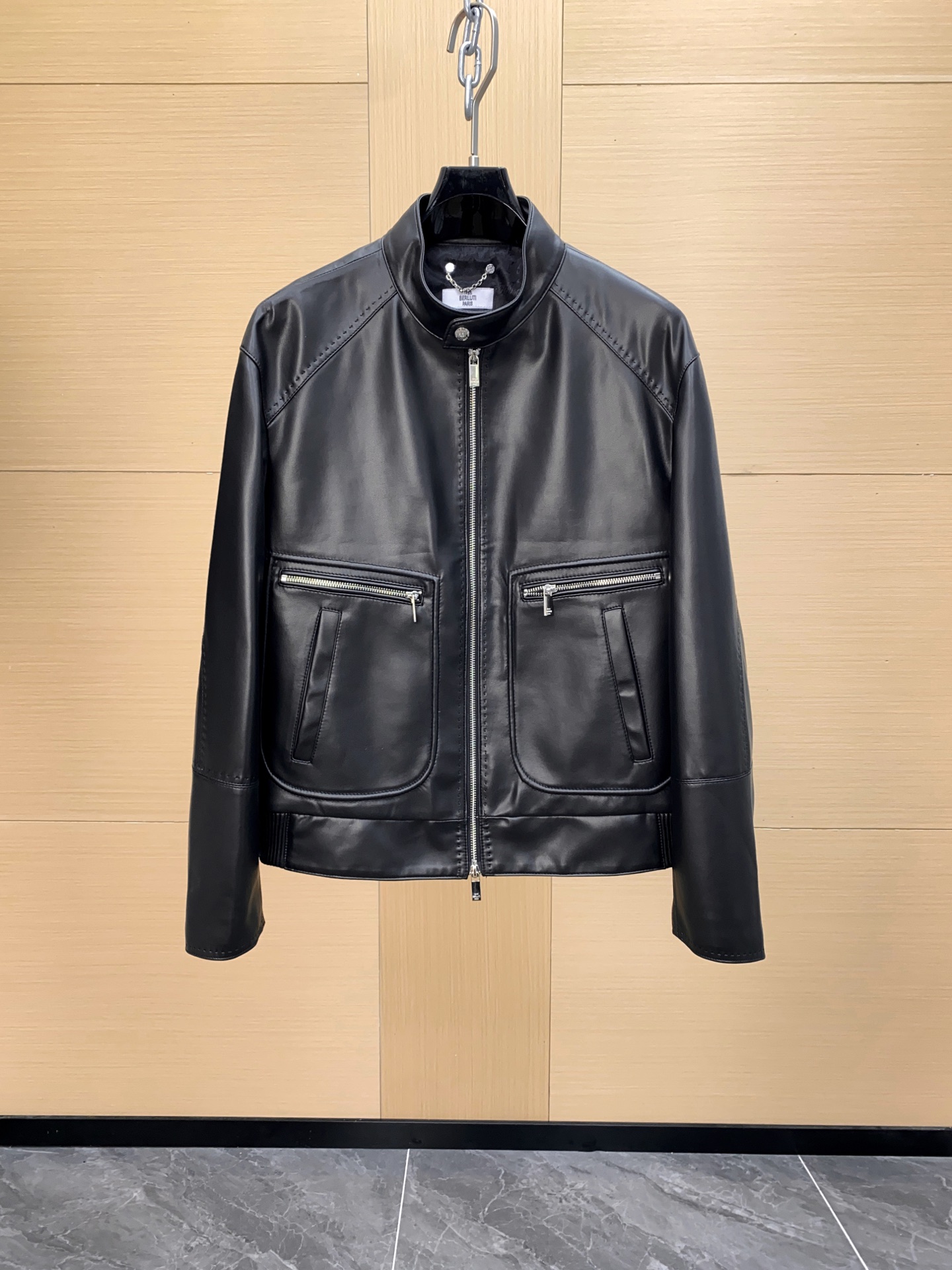 NO:675355,BERLUTI sheepskin leather jackets are shocking, and the model of aristocracy is back at its peak!  Imported custom-made Mianyang leather is selected, which feels soft enough to be stacked casually and is not so squeamish. 1V's top business men's wear brand berIuti Bru* was founded in Paris, France in 1895. It has been run by four generations of family members and has a long history of clothing skills. It is paired with the most classic jacquard lining, with the iconic Bruti logo on one side of the leather surface, an absolutely high-end luxury design. 48-56, leather jacket, sheepskin, Top Customize19860909BERLUTI 绵羊皮皮衣震撼来袭,贵族的典范巅峰回归！选用进口定制绵阳皮,手感软到随便叠放,而且没那么娇气.1V旗下鼎尖商务男装品牌berIuti 布鲁*.1895年成立于法国巴黎,经由四代家族成员经营,拥有历史悠久的服装技艺.搭配最经典的提花里布,,皮面的一侧有标志性的布鲁提logo,绝对高端奢华的设计.48-56,,leather jacket,sheepskin,Top Customize1,Men's clothing