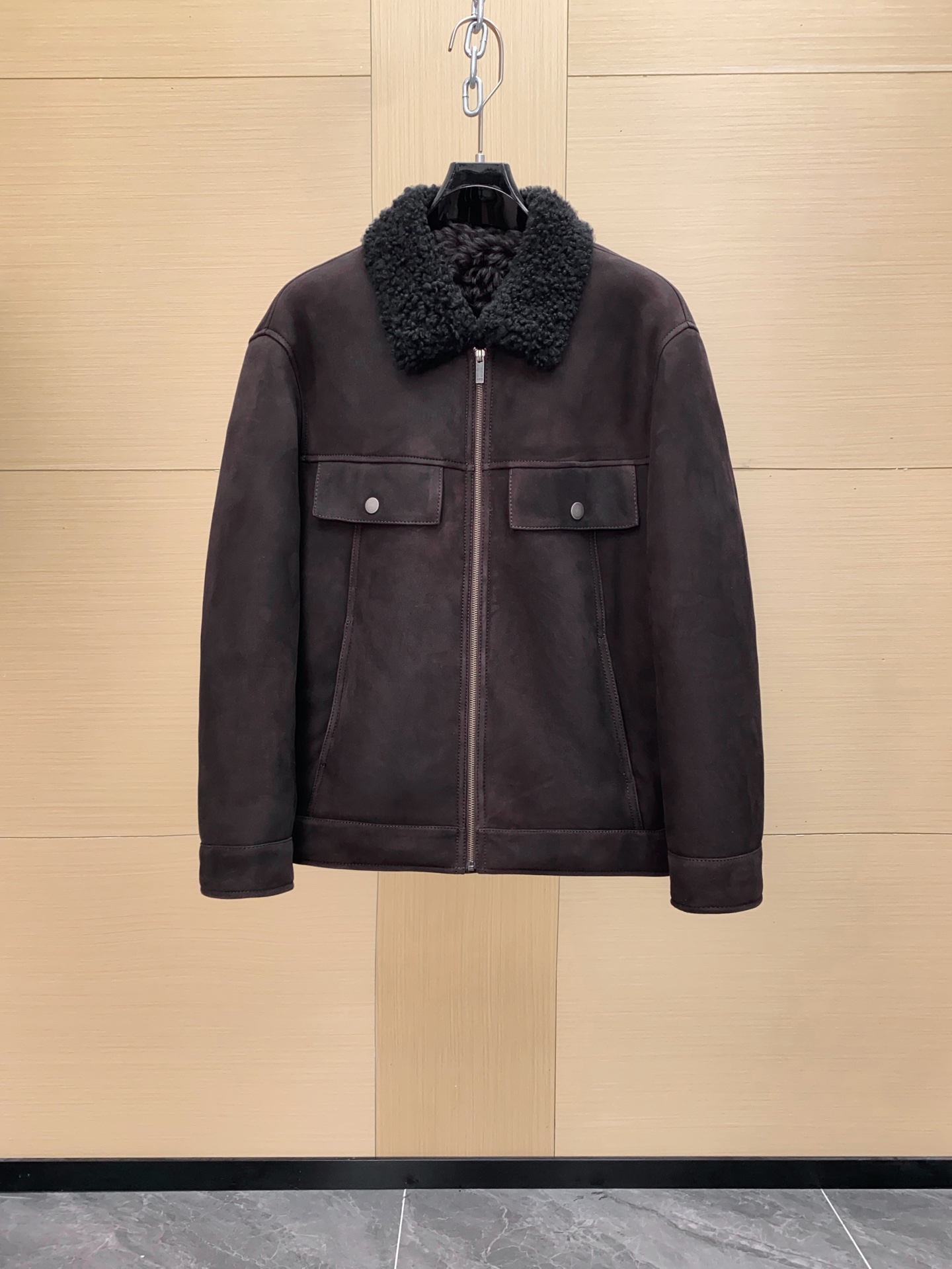 NO:675364,Hermès [How can you miss a warm and premium custom-made fur one-piece fur coat in winter] New weight class high-end heavy-duty luxury goods, men's fur one-piece high-end top series. Exclusive dedication model, order from famous store, high luxury wearing enjoyment, cool fur one-piece jacket!  Famous store orders, high-end luxury product series, top-notch fur products, highest-standard clothing, a must-have series for high-end fans!  !  One of the pinnacles of the luxury world, I haven’t shared this pure high-end clothing series with you for a long time. I have only one word for this model and that is grab it, otherwise you will definitely regret it!  !  Let me quietly explain to you the luxurious products of this cabinet W+!  !  The ultra-high-end luxury atmosphere that can be sensed with the naked eye, especially the pocket design, is really too brilliant. I have to admire the designer's imagination and design ability. The two souls of smooth leather and fur fit together. The upper body is really amazing, especially the short body-shaping design. It is so handsome that it is unbelievable. The visual effect brought by the grainy curly hair is also more visual impact. The asymmetric design of the pocket on the hem is simply an explosive product!!!  It can be said that it is timeless, and the matching of the upper body can naturally withstand various tests. Don’t look like it is unattractive. This color system is definitely the most suitable for autumn and winter!  !  As for the details and workmanship?  Go and experience this style for yourself. What does a strict design mean? What does meticulous tailoring mean? There is no flaw at all!  !  Unknowingly, I started to build a wall of words again, but I really couldn’t help it with this model. I would like to share it with great value for money. This model is not for profit, but for word of mouth!  Size 48-56,,hermes,jackets & coats,leather jacket,Top Customize119860909爱马仕【冬日里怎能错过一件保暖臻品定制皮毛一体皮草皮衣外套】新款重量级别高端重工奢物,男士皮毛一体高端顶级系列. 独家奉献款,名品店订单,高奢穿着享受,爆帅皮毛一体外套！ 名品店订单,高奢产物系列,皮草类的顶级产品,最高规格服饰,高端粉丝必入系列！！ 奢侈界的顶峰之一,这种纯粹的高级服装系列,我也是很久没有与大家分享过了,对于此款我只有一个字那就是抢,不然你绝对会后悔！！ 让我静静的为大家解析此款柜W+的奢华产物吧！！ 用肉眼就能感知的超高档奢华气息,尤其是这个口袋设计,真的是太过于出彩了,不得不佩服设计师那天马行空般 的想象力与设计力了,将光皮与皮毛一体的两者灵魂相互契合,上身真的是太过于惊艳了,尤其是短款塑身的版型设计,简直帅到无法相信,颗粒卷毛所带来的视觉效果也更具视觉冲击力,下摆的口袋不对称设计,简直一件爆棚的产物!!! 可以说是经久不衰,上身的搭配自然经得起各种考验,不要看似其貌不扬,这绝对是最为适合秋冬的一个色系了！！ 至于细节跟做工？你自己亲自去体验下此款吧,什么叫做一板一眼的设计,什么叫做一丝不苟的裁剪,不见一点瑕疵！！ 不知不觉又码起了文字城墙,但是对于此款我实在是忍不住了,超值性价比分享,此款不为利润,只为口碑！ 尺码48-56,,hermes,jackets & coats,leather jacket,Top Customize1,Men's clothing