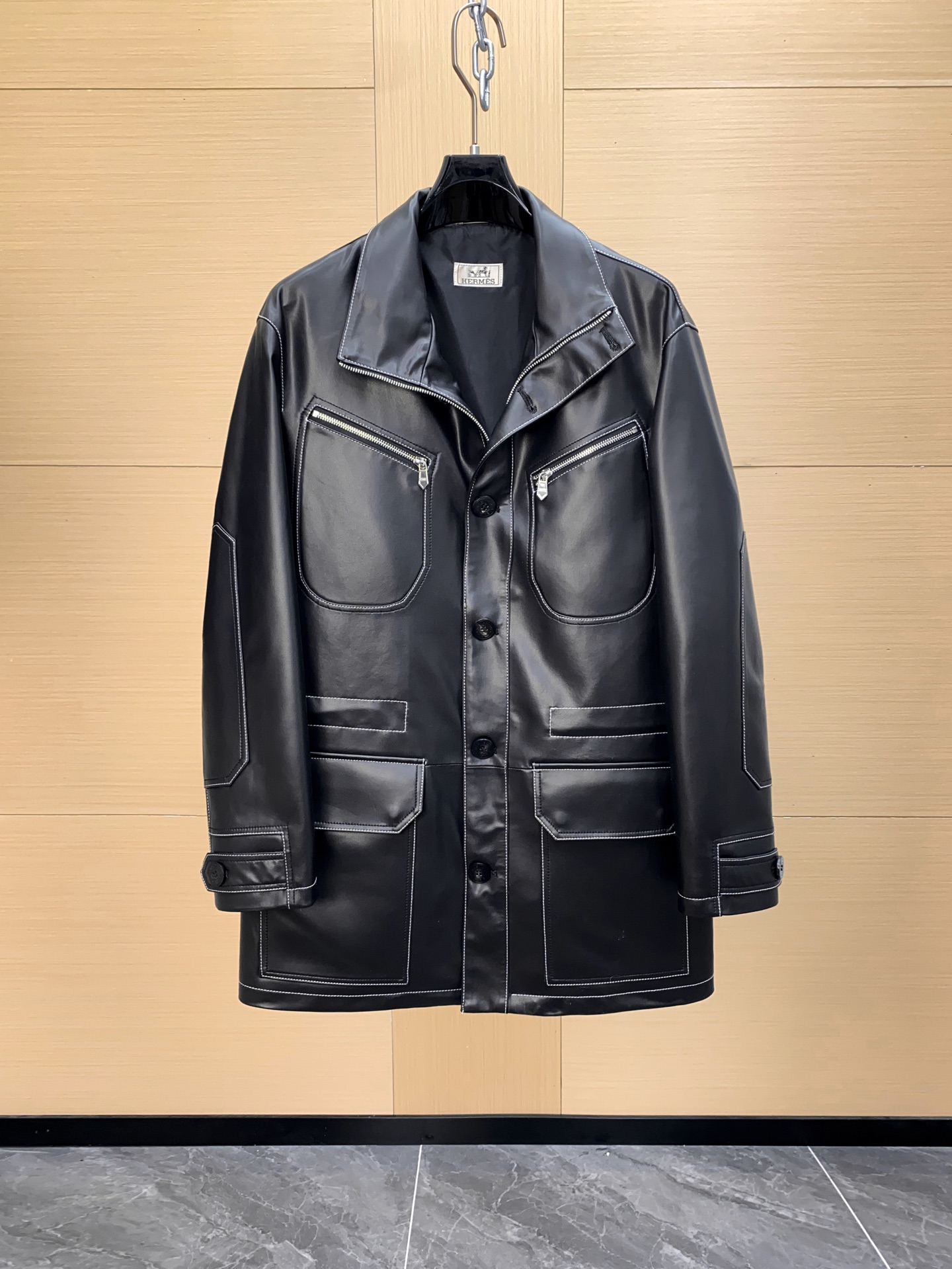 NO:675476,The Hermès autumn and winter Paris fashion catwalk style imported sheepskin windbreaker follows the classic slim fit and adopts a fitted waistline and narrow embedded three-dimensional cutting design, which fits the body lines and has a great upper body effect!  Exquisite attention to details 1: Select top-quality original horn buckles, with natural texture structure and laser-engraved letters, which are very beautiful!  2: Original hardware craftsmanship, made of engraved lining, absolutely thick!  3 The entire piece of clothing is sewn by hand, not the rough craftsmanship of machines on the market. It is also the inspection standard to distinguish the original version from the imitation version. A rare and outstanding product, an impeccable windbreaker, a must-have for hardcore windbreaker lovers!  Code number 48-56,,hermes,sheepskin,Top Customize119860909爱马仕秋冬巴黎时装走秀款进口绵羊皮风衣,沿用一贯经典修身剪裁,采用贴合腰线与窄版嵌入式立体裁剪设计,贴合身体线条,上身效果超赞！ 细节方面精湛考究 1:甄选顶级原版牛角扣饰,有着天然纹理构造,激光镌刻字母,极富美感！ 2:原版五金工艺,刻共里布造就而成,绝对厚重！ 3整件衣服纯手工缝制而成,非市面机器粗制滥造的工艺,亦是区别原版与仿版的检验标准. 难得所见的牛掰货,无可挑剔的一款风衣,骨灰级风衣控必入的极品！码数48-56,,hermes,sheepskin,Top Customize1,Men's clothing