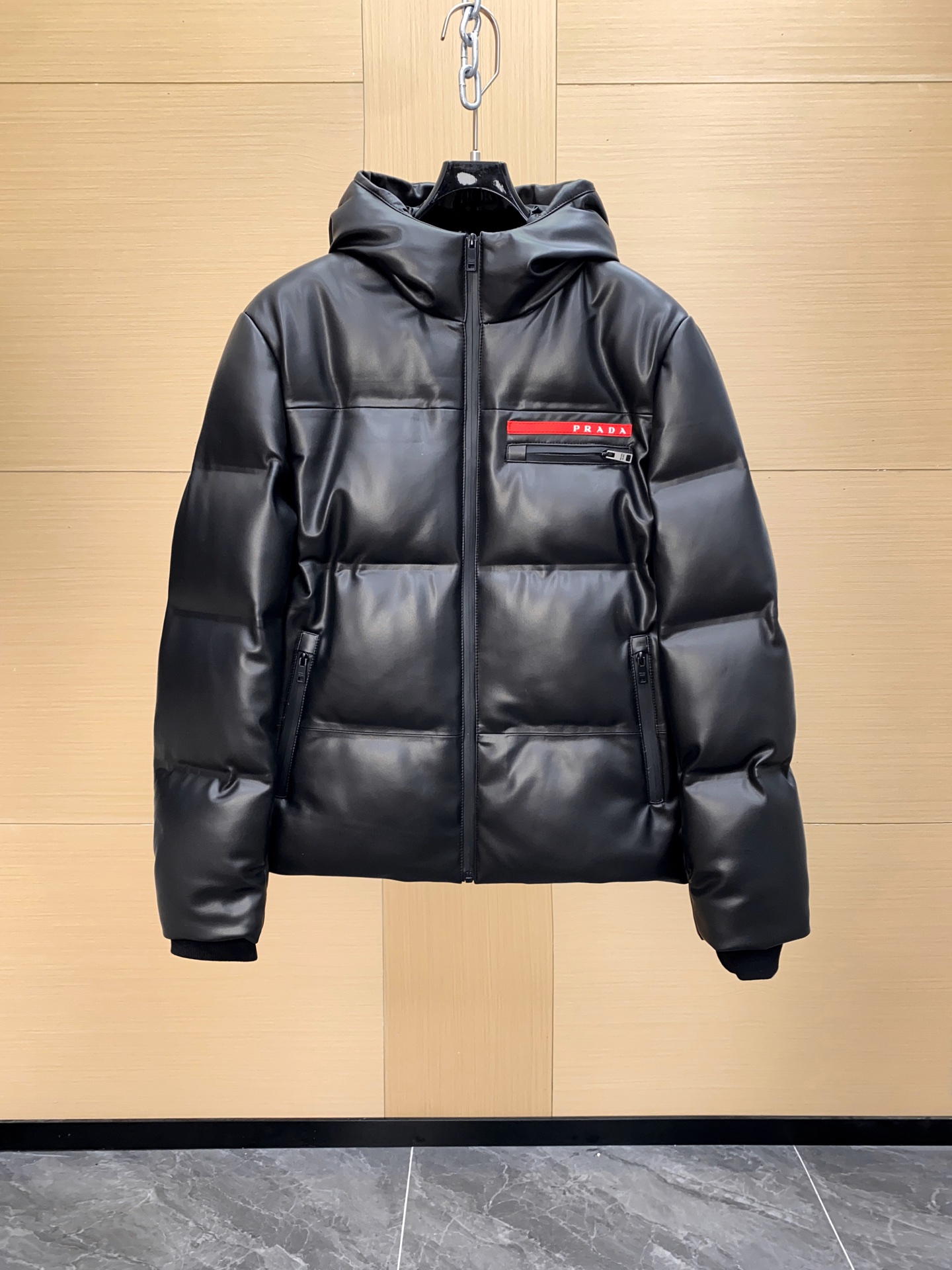 NO:675478,PRADA's top-quality seamless rubberized hooded genuine leather down!  Imported Italian sheepskin!  Super strong outdoor hooded down leather jacket for the 24th New Year!  A must for regular customers!  The final product of the year is the leather down jacket. It is a high-quality product. From craftsmanship to material, workmanship and style, it is one of the best. It is a top-notch outdoor leather jacket and a favorite of mature men!  !  The regular hooded version is looser and slightly slimmer, and the upper body effect is more prominent!  The dropped shoulder design has loose shoulders and is more suitable for people to wear!  Outer layer selection: Imported sheepskin material, oil-wax style leather surface, ultra-thin coating process, different from smooth sheepskin material, the leather is more durable, windproof, waterproof and cold-resistant!  Perfect for outdoor weather in the city!  The placket adopts laminated waterproof zippers, and the front panel and pockets are equipped with vertical laminated waterproof zippers to ensure waterproofing and windproofing to the end!  The inside is filled with 90% white goose down material, divided into compartments, each compartment is just right, fluffy and full!  Hooded genuine leather down jacket, the hood is not removable, and the overall workmanship is extremely complex and heavy. Even the hood is made of sheepskin, and the PA brand logo is embossed on the chest with a steel mold. The details are perfect!  Sizes 48–56,,prada,jackets & coats,down jacket,sheepskin,hats,Top Customize119860909PRADA 极品无缝压胶 爆款连帽真皮羽绒！进口意大利绵羊皮！24跨年超强户外连帽羽绒皮夹克！老客必入！年度皮羽绒夹克收官之作,臻品强货,不论是从工艺到材质,做工到版型都,都堪称百里挑一,鼎级户外型皮装,成熟男士的心水好物！！ 常规的连帽版型,款式更加宽松略显修身,上身效果更为凸出！落肩的设计,肩部松量,更适宜人群穿着！ 外层甄选 进口绵羊皮材质,油蜡风格的皮面,超薄涂层工艺处理,区别光面的羊皮材质,皮质更为耐穿耐用,防风防水又抗寒！即使身处都市户外天气也能完美应对！ 门襟采用压胶防水拉链,前片和口袋,均配备竖压胶防水拉链,将防水防风进行到底！内里填充90白鹅绒材质,分格填充,每一格都恰到好处,蓬松而饱满！ 连帽真皮羽绒服,连帽不可拆卸,且整体的做工极其复杂重工,就连帽子都复合绵羊皮,胸口钢模压印PA品牌logo徽标,细节完美！ 尺码48–56,,prada,jackets & coats,down jacket,sheepskin,hats,Top Customize1,Men's clothing