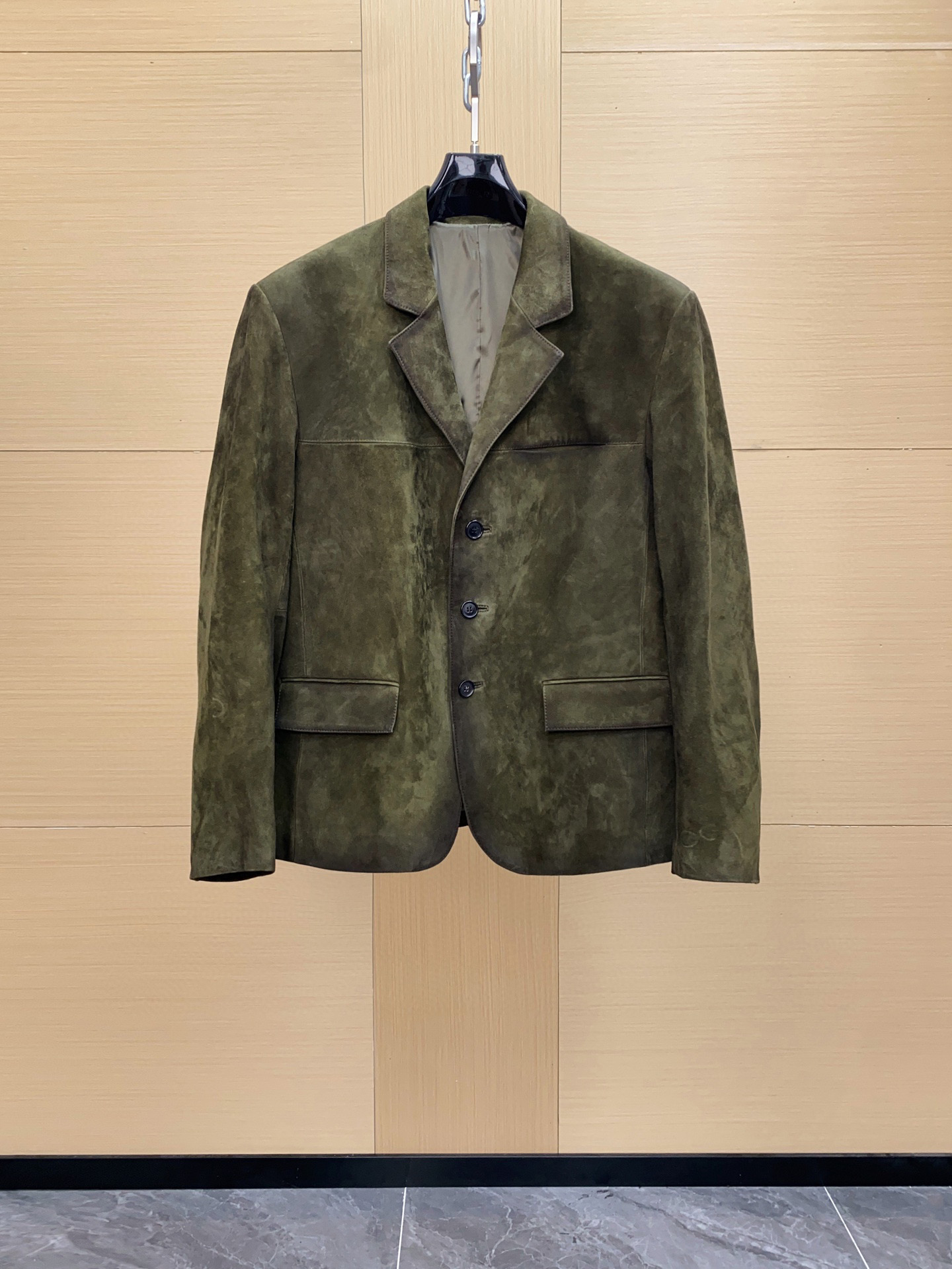 NO:675465,Prada's sheepskin suede blazer, in moss green color, is super textured. The suede is fine and soft, low-key and high-end. It has a classic three-button + lapel design and neat tailoring, making it very atmospheric in autumn and winter!  It can be easily used for daily commuting and social occasions, and it looks great with shirts or sweaters ~ Prada has always been simple and timeless style, with both texture and practicality, it is really worth buying!  Size 48-56,,prada,jackets & coats,shirts,business suit,sheepskin,Top Customize119860909Prada这款羊皮反绒西装外套,苔藓绿配色超有质感,绒面细腻柔软,低调又高级.经典三粒扣+翻领设计,剪裁利落,秋冬穿超有氛围感！日常通勤、社交场合都能轻松驾驭,搭配衬衫或针织衫都很出彩～Prada一贯的简约永恒风格,质感与实用性兼具,真的很值得入手！尺码48-56,,prada,jackets & coats,shirts,business suit,sheepskin,Top Customize1,Men's clothing