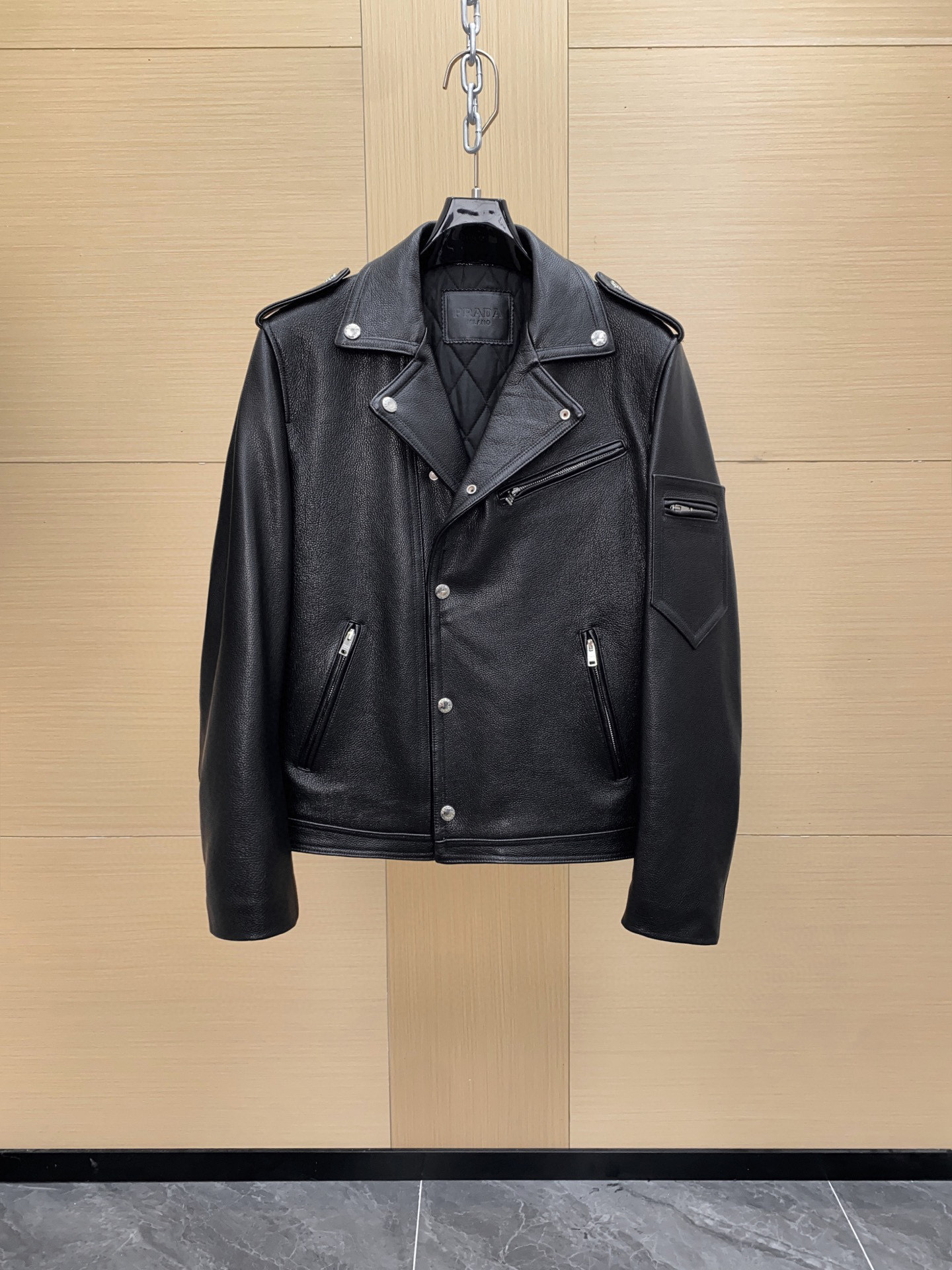 NO:675452,Prada black motorcycle leather jacket is made of high-quality leather, soft and durable, simple and neat motorcycle style design, metal zipper + lapel + epaulette, full of details. It is slim fit, suitable for a variety of body types, and looks very stylish with a white T or shirt. It can be easily worn in daily or formal occasions. With Prada's classic craftsmanship and fashionable design, this leather jacket can really be worn for a long time and is a must-have and versatile item in the wardrobe!  Size 48-56,,prada,jackets & coats,shirts,Top Customize119860909Prada黑色机车皮夹克,选用高品质皮革,质感柔软又耐用,简约利落的机车风设计,金属拉链+翻领+肩章,细节满分.剪裁修身,适合多种身材,搭配白T或衬衫都很有型,日常或正式场合都能轻松驾驭.Prada经典工艺+时尚设计,这件皮夹克真的可以穿很久,是衣橱必备百搭单品！尺码48-56,,prada,jackets & coats,shirts,Top Customize1,Men's clothing