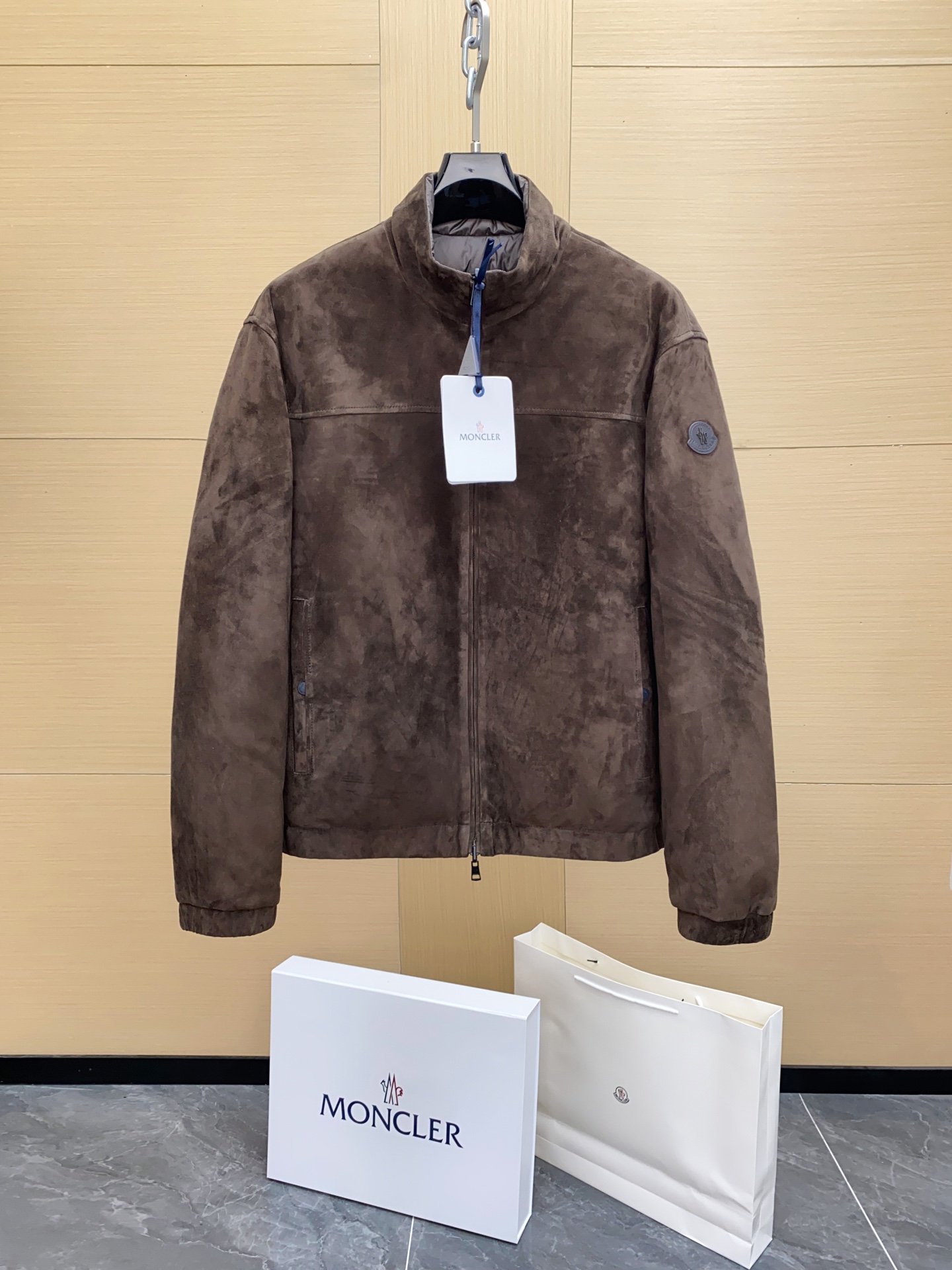 NO:675479,Ready for sale!  The double-sided and reversible muzzle brings practicality to the extreme!  Genuine leather haute couture continues to ship. Exclusive | Purchase the original genuine grade suede leather two-wear down jacket. The main material on the front is sheep leather and the main material on the back is white goose down. The craftsmanship and value of this Moncler Cernay double-sided down jacket are 'luxury-level goods' in every aspect. Both sides of the blank craftsmanship are top-notch materials, a two-way rush!  The sheepskin surface is custom-made from lamb split suede produced in Tuscany, Italy. It has been treated with a 72-hour low-temperature oil tanning process - first soaked and softened with olive essential oil, and then matte and fixed with vegetable tannins. It finally presents a velvet feel that 'falls into the fingertips'. It also has an invisible waterproof film. Water droplets on the surface will naturally roll off without destroying the breathability of the leather. The windproof fabric surface uses Moncler's exclusive 'Gore-Tex'  'Infinium' windproof technology fabric has been treated with nano-level water repellent and has breathable micropores, which not only blocks the intrusion of cold wind, but also allows the body's moisture to be discharged quickly. It feels as delicate as silk and can withstand the low temperature test of -20°C. The filling process of 126 grams of white goose down is 'the art of warmth preservation accurate to the milligram'. The white goose down with 90 velvet content has gone through the 'living velvet screening' process, and then uses low-temperature sterile puffing technology to make the velvet fluffiness reach 800FP.  Finally, through 'honeycomb quilting positioning', the amount of velvet in each grid is accurately controlled. When wearing, the velvet will automatically stretch with the body temperature, forming a 360° constant temperature layer with no dead ends. The overall quality is 'obsession regardless of cost' in every process. Hardware details: The chain teeth are electroplated with 24K palladium, and the decibels are lower than 20dB when pulled together;  The double-sided splicing is hemmed with invisible double needles. The density of 12 needles per centimeter is 3 times higher than the industry standard. There is no risk of seams opening after multiple washings. It is treated with windproof and brick-proof velvet. The production cycle of this down jacket is as long as 45 days. It takes 7 days to tan the leather, 5 days to screen the down, and 12 days for the double-sided splicing. Each piece undergoes 3 manual quality inspections - respectively checking the leather velvet feel, down fluffiness, and hardware durability. In the end, only 92% of the finished product can pass.  High-definition line quality inspection standards, the remaining 8 will be directly destroyed to ensure that every piece in the hands of the user is a 'flawless work of art'.,,Moncler,jackets & coats,down jacket,sheepskin,Top Customize119860909现货发售！双面两穿蒙口将实用发挥到极致 ！ 真皮高定 持续出货 . 独家 ｜原版购入真品级 绒面皮革 两穿羽绒夹克. 正面主料 羊皮革 反面主料白鹅绒 这款 Moncler Cernay 双面羽绒服的工艺与价值,每一处都是“奢侈品级的斤两” 坯料工艺双面都是顶级材质的双向奔赴！ 羊皮革面订制意大利托斯卡纳产区的羔羊剖层绒面革,经过72小时低温油鞣工艺处理——先以橄榄精油浸润软化,再用植物单宁做哑光固色,最终呈现出“触即陷指”的绒感,同时自带隐形防水膜,水滴落在表面会自然滚落,不会破坏皮革的呼吸感.  防风面料面采用Moncler 专属的“Gore-Tex Infinium”防风科技面料,经过纳米级防泼水处理,透气微孔,既阻挡寒风灌入,又能让身体湿气快速排出,触感如丝绸般细腻,承受-20℃的低温考验. 填充工艺126克白鹅绒是“精准到毫克的保暖艺术” 90绒子含量白鹅绒,经过“活绒筛选”工艺 ,再用低温无菌膨化技术让绒朵蓬松度达到800FP, 最终通过“蜂窝式绗缝定位”,将每一格绒量精准控制, 穿着时绒朵会随体温自动舒展,形成360°无死角的恒温层 整体品质每一道工序都是“不计成本的执念”  五金细节 链齿经过24K钯金电镀,拉合时分贝低于20dB； 双面拼接处用隐形双针锁边,每厘米12针的密度,比行业标准高3倍,多次水洗后依然没有开线风险, 防风防砖绒处理,  这件羽绒服的生产周期长达45天皮革鞣制需要7天,绒朵筛选需要5天,双面拼接需要12天,每一件都经过3次人工质检——分别检查皮革绒感、绒朵蓬松度、五金耐用性,最终只有92的成品能通过 高定线质检标准, 剩余8会被直接销毁,确保到用户手里的每一件都是“无瑕疵的艺术品”.,,Moncler,jackets & coats,down jacket,sheepskin,Top Customize1,Men's clothing