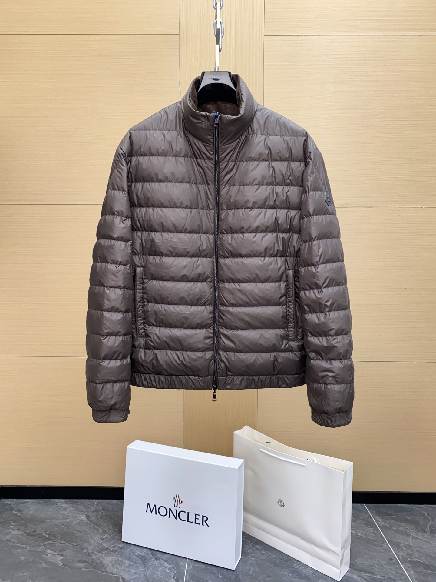 NO:675480,Ready for sale!  The new product, the double-sided and reversible muzzle, maximizes practicality!  Genuine leather haute couture continues to ship. Exclusive | Purchase the original genuine grade suede leather two-wear down jacket. The main material on the front is sheep leather and the main material on the back is white goose down. The craftsmanship and value of this Moncler Cernay double-sided down jacket are 'luxury-level goods' in every aspect. Both sides of the blank craftsmanship are top-notch materials, a two-way rush!  The sheepskin surface is custom-made from lamb split suede produced in Tuscany, Italy. It has been treated with a 72-hour low-temperature oil tanning process - first soaked and softened with olive essential oil, and then matte and fixed with vegetable tannins. It finally presents a velvet feel that 'falls into the fingertips'. It also has an invisible waterproof film. Water droplets on the surface will naturally roll off without destroying the breathability of the leather. The windproof fabric surface uses Moncler's exclusive 'Gore-Tex'  'Infinium' windproof technology fabric has been treated with nano-level water repellent and has breathable micropores, which not only blocks the intrusion of cold wind, but also allows the body's moisture to be discharged quickly. It feels as delicate as silk and can withstand the low temperature test of -20°C. The filling process of 126 grams of white goose down is 'the art of warmth preservation accurate to the milligram'. The white goose down with 90 velvet content has gone through the 'living velvet screening' process, and then uses low-temperature sterile puffing technology to make the velvet fluffiness reach 800FP.  Finally, through 'honeycomb quilting positioning', the amount of velvet in each grid is accurately controlled. When wearing, the velvet will automatically stretch with the body temperature, forming a 360° constant temperature layer with no dead ends. The overall quality is 'obsession regardless of cost' in every process. Hardware details: The chain teeth are electroplated with 24K palladium, and the decibels are lower than 20dB when pulled together;  The double-sided splicing is hemmed with invisible double needles. The density of 12 needles per centimeter is 3 times higher than the industry standard. There is no risk of seams opening after multiple washings. It is treated with windproof and brick-proof velvet. The production cycle of this down jacket is as long as 45 days. It takes 7 days to tan the leather, 5 days to screen the down, and 12 days for the double-sided splicing. Each piece undergoes 3 manual quality inspections - respectively checking the leather velvet feel, down fluffiness, and hardware durability. In the end, only 92% of the finished product can pass.  High-definition line quality inspection standards, the remaining 8 will be directly destroyed to ensure that every piece in the hands of the user is a 'flawless work of art'.,,Moncler,jackets & coats,down jacket,sheepskin,Top Customize119860909现货发售！新品 双面两穿蒙口将实用发挥到极致 ！ 真皮高定 持续出货 . 独家 ｜原版购入真品级 绒面皮革 两穿羽绒夹克. 正面主料 羊皮革 反面主料白鹅绒 这款 Moncler Cernay 双面羽绒服的工艺与价值,每一处都是“奢侈品级的斤两” 坯料工艺双面都是顶级材质的双向奔赴！ 羊皮革面订制意大利托斯卡纳产区的羔羊剖层绒面革,经过72小时低温油鞣工艺处理——先以橄榄精油浸润软化,再用植物单宁做哑光固色,最终呈现出“触即陷指”的绒感,同时自带隐形防水膜,水滴落在表面会自然滚落,不会破坏皮革的呼吸感.  防风面料面采用Moncler 专属的“Gore-Tex Infinium”防风科技面料,经过纳米级防泼水处理,透气微孔,既阻挡寒风灌入,又能让身体湿气快速排出,触感如丝绸般细腻,承受-20℃的低温考验. 填充工艺126克白鹅绒是“精准到毫克的保暖艺术” 90绒子含量白鹅绒,经过“活绒筛选”工艺 ,再用低温无菌膨化技术让绒朵蓬松度达到800FP, 最终通过“蜂窝式绗缝定位”,将每一格绒量精准控制, 穿着时绒朵会随体温自动舒展,形成360°无死角的恒温层 整体品质每一道工序都是“不计成本的执念”  五金细节 链齿经过24K钯金电镀,拉合时分贝低于20dB； 双面拼接处用隐形双针锁边,每厘米12针的密度,比行业标准高3倍,多次水洗后依然没有开线风险, 防风防砖绒处理,  这件羽绒服的生产周期长达45天皮革鞣制需要7天,绒朵筛选需要5天,双面拼接需要12天,每一件都经过3次人工质检——分别检查皮革绒感、绒朵蓬松度、五金耐用性,最终只有92的成品能通过 高定线质检标准, 剩余8会被直接销毁,确保到用户手里的每一件都是“无瑕疵的艺术品”.,,Moncler,jackets & coats,down jacket,sheepskin,Top Customize1,Men's clothing