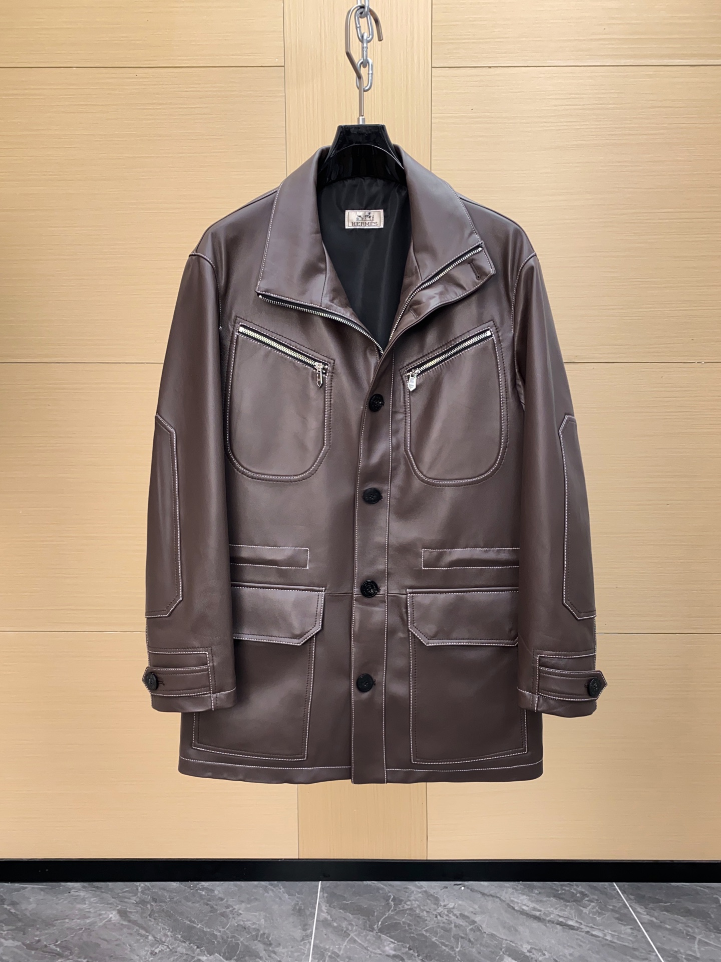 NO:675477,The Hermès autumn and winter Paris fashion catwalk style imported sheepskin windbreaker follows the classic slim fit and adopts a fitted waistline and narrow embedded three-dimensional cutting design, which fits the body lines and has a great upper body effect!  Exquisite attention to details 1: Select top-quality original horn buckles, with natural texture structure and laser-engraved letters, which are very beautiful!  2: Original hardware craftsmanship, made of engraved lining, absolutely thick!  3 The entire piece of clothing is sewn by hand, not the rough craftsmanship of machines on the market. It is also the inspection standard to distinguish the original version from the imitation version. A rare and outstanding product, an impeccable windbreaker, a must-have for hardcore windbreaker lovers!  Code number 48-56,,hermes,sheepskin,Top Customize119860909爱马仕秋冬巴黎时装走秀款进口绵羊皮风衣,沿用一贯经典修身剪裁,采用贴合腰线与窄版嵌入式立体裁剪设计,贴合身体线条,上身效果超赞！ 细节方面精湛考究 1:甄选顶级原版牛角扣饰,有着天然纹理构造,激光镌刻字母,极富美感！ 2:原版五金工艺,刻共里布造就而成,绝对厚重！ 3整件衣服纯手工缝制而成,非市面机器粗制滥造的工艺,亦是区别原版与仿版的检验标准. 难得所见的牛掰货,无可挑剔的一款风衣,骨灰级风衣控必入的极品！码数48-56,,hermes,sheepskin,Top Customize1,Men's clothing