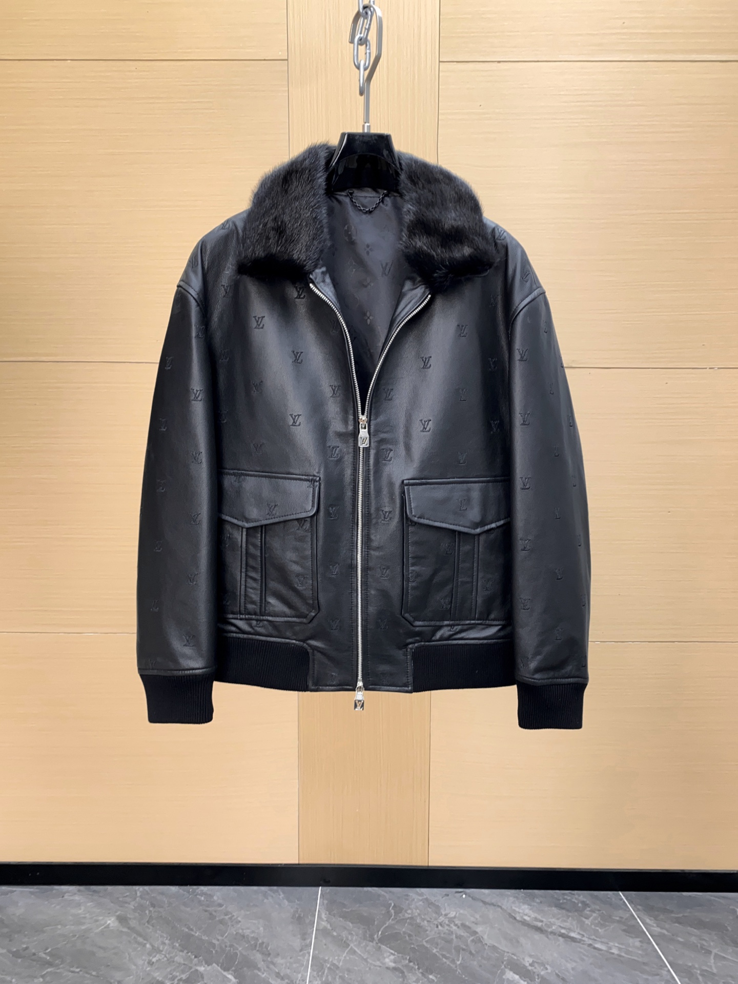 NO:675491,1V new presbyopic motorcycle jacket, Fei Dong upper body, the highest version on the market, exclusively imported cowhide, with mink fur collar!  Filled with down inside!  Not a market product!  Classic LV embroidered logo, extremely heavy-duty, a very worthy collection, complete with hardware and accessories!  Size 48-56,,louis vuitton,jackets & coats,down jacket,cowhide,Top Customize1198609091V 新品老花机车夹克 菲董上身 市场最高版本 独家进口牛皮 搭配水貂毛领！内里填充羽绒！非市场货！经典LV 绣花 logo 极其重工款 非常值得收藏的一款 五金 辅料 齐全！尺码48-56,,louis vuitton,jackets & coats,down jacket,cowhide,Top Customize1,Men's clothing