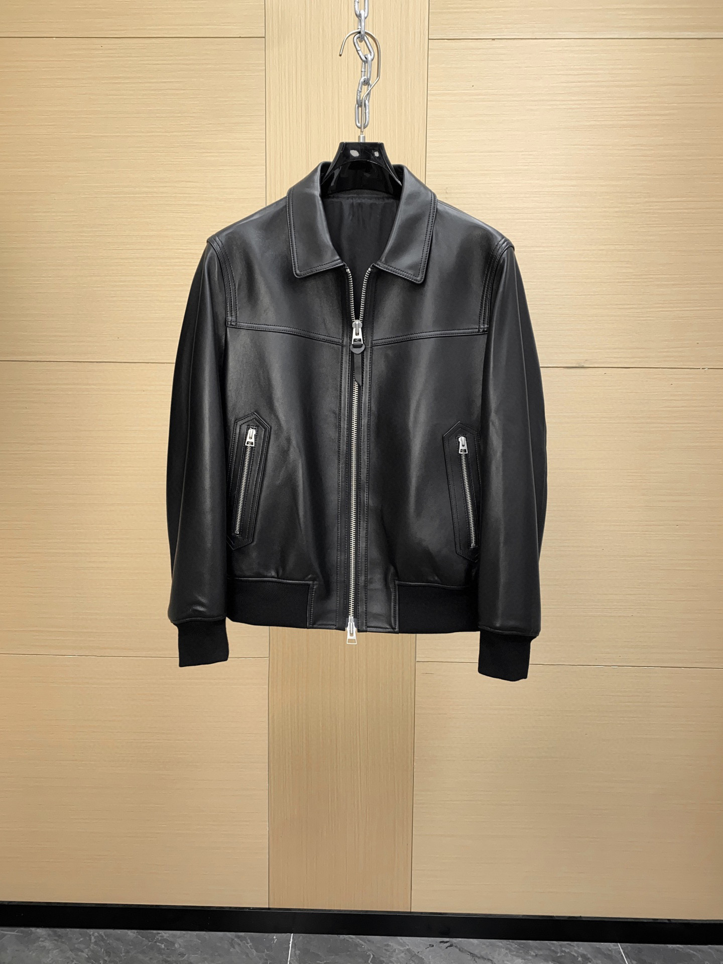 NO:675483,The genuine leather series continues to update. Tom Ford men's Napa leather shirt jacket continues the brand's consistent high luxury standards in terms of leather selection and craftsmanship details. Made of imported lambskin, using  Tanned by the Napa process. This kind of leather is taken from young lambs. The fiber is fine and soft and feels extremely smooth. The Napa process can maintain the natural pores of the leather while making the surface more delicate and shiny. It is both light and flexible and has good wear resistance. It can stick to the body lines when worn, showing a sense of luxury and high comfort. The entire leather jacket is made of whole sheepskin to avoid the uneven feeling caused by redundant splicing; the leather surface is processed  Hand-polished and lightly coated for protection, it maintains the natural texture and has an antioxidant effect. Napa grain treatment The leather surface shows a low-key and delicate natural texture, showing an oily luster under different lights. Precision sewing technology Double-thread seams are used at the edges to strengthen the structure and keep the lines simple and neat. Low-key but highly recognizable. Each process needs to be completed by experienced craftsmen to ensure the crisp silhouette and detail accuracy of the leather jacket.,,tom ford,jackets &  coats,shirts,leather jacket,sheepskin,Top Customize119860909正版真皮系列 持续上新 . Tom Ford 男士纳帕纹皮革衬衫夹克 无论是皮料选择还是工艺细节,都延续了品牌一贯的高奢标准. 进口小羊皮打造,采用 纳帕工艺鞣制.这种皮料取自幼龄羔羊,纤维细密柔软,手感极其顺滑.纳帕工艺能在保持皮质天然毛孔的同时,让表面更细腻光泽,既有轻盈的柔韧性,又兼具良好的耐磨度.穿着时能紧贴身体线条,展现奢华感和极高的舒适度. 整件皮衣采用 整张羊皮拼裁,避免多余拼接带来的不平整感；皮面经过 手工打磨与轻薄涂层保护,保持自然纹理并兼具抗氧化效果. 纳帕纹处理 皮面展现出低调细腻的自然纹路,不同光线下呈现油润光泽. 精密缝制工艺 边缘处采用双线锁边,既加固结构又保持线条简洁利落. 低调却极具辨识度. 每一道工序都需经验丰富的工匠手工完成,保证皮衣挺括廓形和细节精度.,,tom ford,jackets & coats,shirts,leather jacket,sheepskin,Top Customize1,Men's clothing