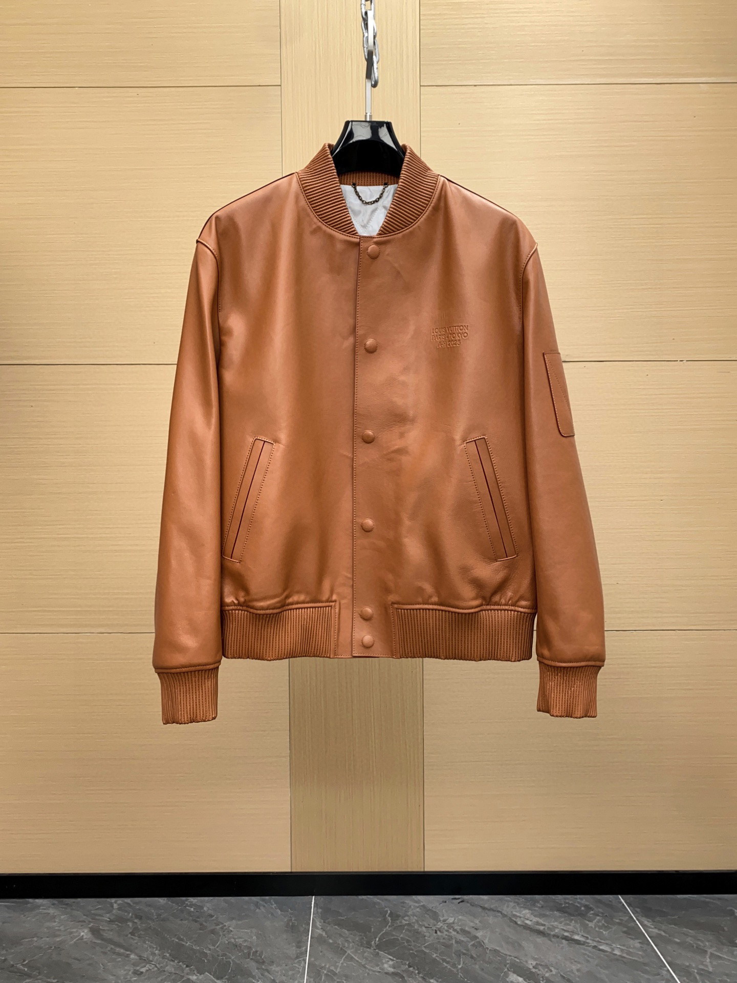 NO:675487,Ready for sale!  1V Autumn and winter men's sheepskin leather jacket. This leather jacket is made of sheepskin imported from Australia. It is of high quality and has a soft and delicate touch. The high-collar design can not only effectively resist the cold, but also highlight the man's upright posture and extraordinary temperament.  Louis Vuitton has always led the fashion trend with exquisite craftsmanship and excellent design. This sheepskin leather jacket is undoubtedly another masterpiece of the essence of its brand. It is not only a piece of clothing, but also a symbol of identity and taste. Size 48-56,, louis vuitton,leather jacket,sheepskin,Top Customize119860909现货发售！1V 秋冬男士羊皮皮衣.这款皮衣精选澳洲进口的绵羊皮,材质上乘,触感柔软细腻 高领的版型设计,不仅能够有效抵御寒冷,更能凸显男士的挺拔身姿与不凡气质 路易威登一直以来都以精湛的工艺和卓越的设计引领时尚潮流,这款羊皮皮衣无疑是其品牌精髓的又一力作.它不仅是一件衣物,更是一种身份与品味的象征.码数48-56,,louis vuitton,leather jacket,sheepskin,Top Customize1,Men's clothing
