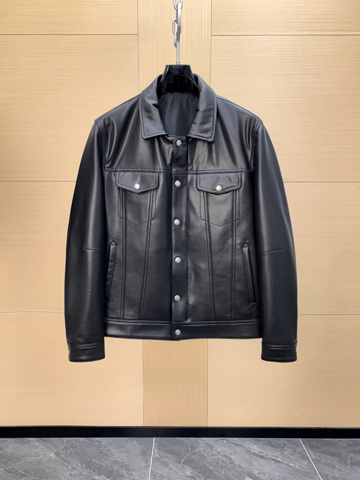 NO:697865,TOMFORD sheepskin motorcycle lapel bomber jacket, classic pilot style + metal zipper + snap button details, simple and practical!  The fabric is made of high-count and high-density twill, which is waterproof and durable, comfortable to wear and easy to care for. The cuffs and hem are designed with snap buttons and perfect details. It is very suitable for spring and autumn. It can be easily used for daily outings or light sports. The white color is versatile and can be worn casually with jeans and casual pants. It is very stylish, and you can easily get a simple and high-end feeling!  Size 48-56,,tom ford,jeans,jackets & coats,jackets & coats,sheepskin,Top Customize119860909TOMFORD 羊皮机车款翻领飞行员夹克外套,经典飞行员版型+金属拉链+按扣细节,简约又实用！面料高支高密斜纹,防滴耐穿,穿着舒适易打理.袖口和下摆按扣设计,细节满分,春秋季节超适合,日常出街或轻运动都能轻松驾驭.白色百搭,随手搭牛仔裤、休闲裤都很有型,轻松get简约高级感！尺码48-56,,tom ford,jeans,jackets & coats,jackets & coats,sheepskin,Top Customize1,Men's clothing