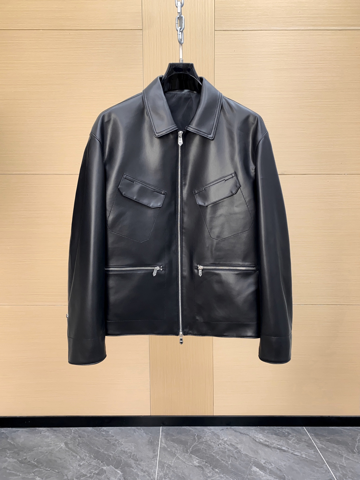 NO:688620,Hermès H Family 2025 Hunting Jacket imported lambskin high-end hardware accessories, a high-end product that makes people feel luxurious and domineering at a glance. H’s classic lapel jacket design is also the most classic jacket item of the H family. The short body-shaping version design has just the right upper body effect. The overall brand sense is particularly strong. Plus, it is made of super-delicate luxury lambskin. The sense of specification is clear at a glance. It definitely makes people feel luxurious and domineering. It is of extremely high grade!  !  The interior of this model is made of silk blend. It can be said that specifications and luxury are built into every detail. This is the true sense of ultra-luxury enjoyment. Feel the unique charm brought by H. Sizes 48-56, hermes, jackets & coats, sheepskin, Top Customize119860909爱马仕 H家2025猎装 进口小羊皮高端五金辅料,一眼就让人感到奢华霸气的高端产物,H经典的翻领夹克版型设计,这也H家族最为经典的夹克单品,短款塑身的版型设计,上身效果恰到好处,整体的品牌感特别强烈,加上超级细腻的奢华小羊皮打造,规格感一目了然,绝对让人感觉到奢华以及霸气,档次极高！！ 此款的内里更是采用丝绸混纺,可以说将规格跟奢华感打造到了每一处的细节之上,这才上真正意义的超奢之享受,感受H所带来的独特魅力享受.尺码48-56,,hermes,jackets & coats,sheepskin,Top Customize1,Men's clothing