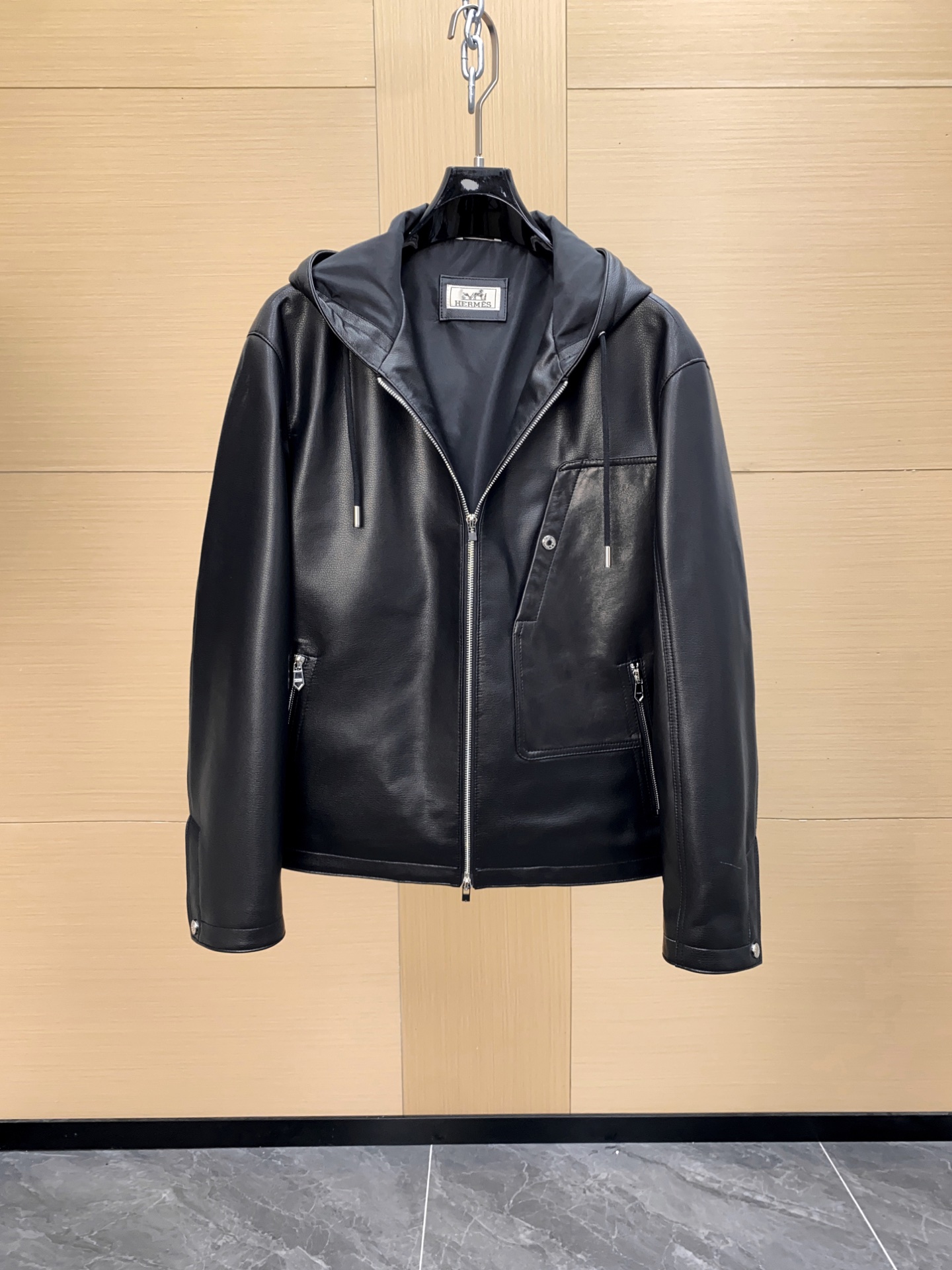 NO:688627,【Hermès is here again!  Foreign trade series genuine leather casual jackets] Hermès 2025 store treasure series, H family 2025 new products] A beauty with a cabinet price of 30,000, a century-old classic hooded design, a jacket made of luxury goatskin and deerskin texture. A high-end product that makes people feel luxurious and domineering at a glance, the store treasure series is on sale, H family classic leather jacket style, a must-have series for high-end fans!  !  With a counter price of nearly 30,000 yuan, this model is actually only sold at the counter for 26,000+, but only if you are a VIP of the H counter, and if you want to get the number of codes you want, the difficulty factor is quite high, so the purchase price is basically more than 30,000 yuan!  !  The classic stand-up collar jacket design is also the most classic jacket item of the H family. The short body-shaping design has just the right effect on the upper body. The overall brand sense is particularly strong. Plus, it is made of super-fine luxury lambskin. The sense of size is clear at a glance. It definitely makes people feel luxurious and domineering, and it is extremely high-grade!  !  The lining of this model is made of silk blend. It can be said that the specifications and luxury are built into every detail. This is the true sense of ultra-luxury enjoyment. Feel the unique charm brought by H. Sizes 48-56,,hermes,jackets & coats,jackets & coats,leather jacket,sheepskin,hats,Top Customize119860909【爱马仕又来了哦！外贸系列真皮休闲夹克款外套】爱马仕 2025镇店之宝系列,H家族2025新品】柜价三万级别尤物,百年经典连帽设计款,高奢山羊皮 鹿皮纹路打造夹克外套. 一眼就让人感到奢华霸气的高端产物,镇店之宝系列发售,H家族经典皮衣夹克款式,高端粉丝必入系列！！ 柜价近三万的神物,此款其实在柜台只发售26000+,但是前提你的是H专柜的VIP才行啊,并且你还想拿到自己心仪的码数,那难度系数相当之高,所以代购价格基本都在3万以上！！ 经典的立领夹克版型设计,这也H家族最为经典的夹克单品,短款塑身的版型设计,上身效果恰到好处,整体的品牌感特别强烈,加上超级细腻的奢华小羊皮打造,规格感一目了然,绝对让人感觉到奢华以及霸气,档次极高！！ 此款的内里更是采用丝绸混纺,可以说将规格跟奢华感打造到了每一处的细节之上,这才上真正意义的超奢之享受,感受H所带来的独特魅力享受.尺码48-56,,hermes,jackets & coats,jackets & coats,leather jacket,sheepskin,hats,Top Customize1,Men's clothing